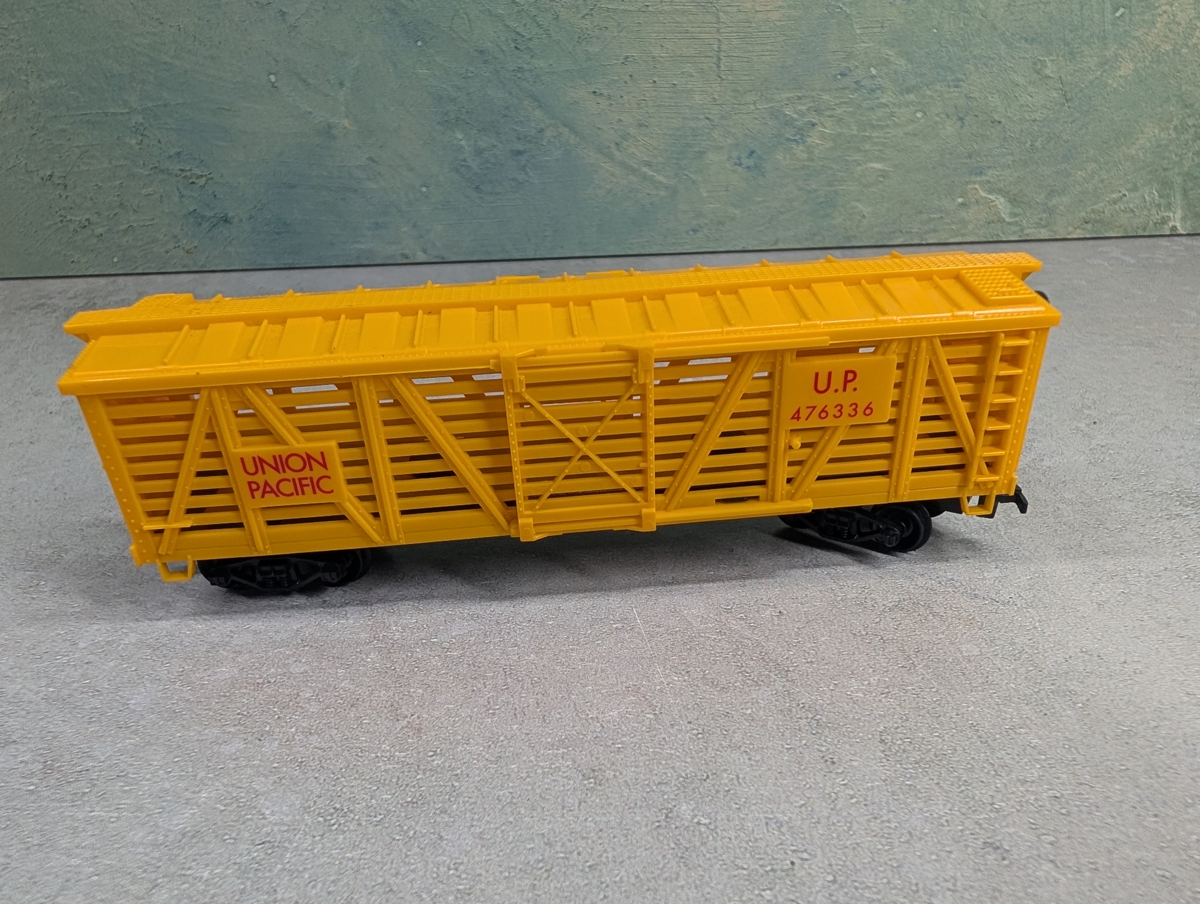 USED Life-Like HO Scale 40' Cattle Stock Car Union Pacific UP #476336 Yellow Roof