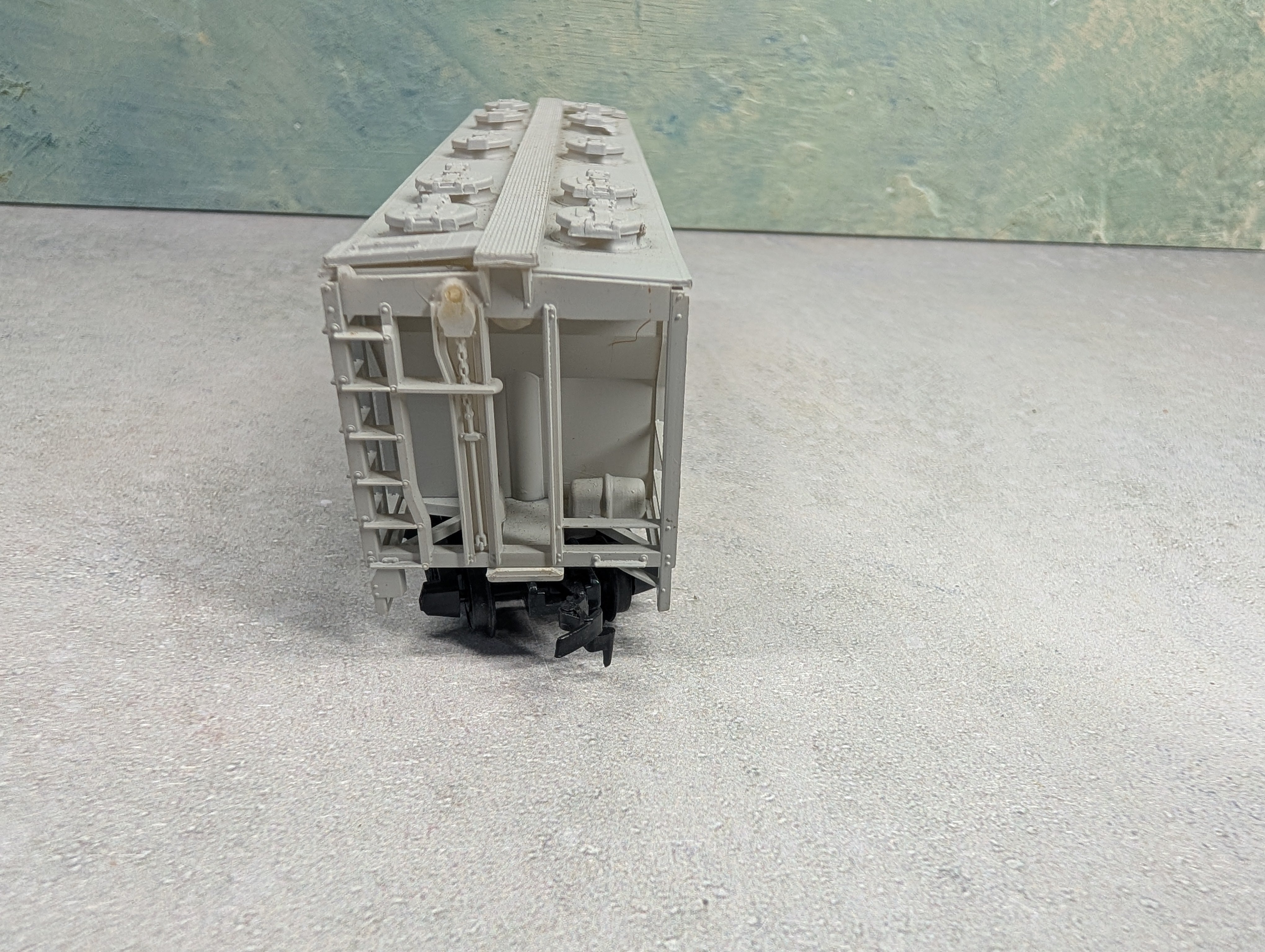 USED AHM HO Scale 3 Bay Covered Hopper Burlington CB&Q #85117