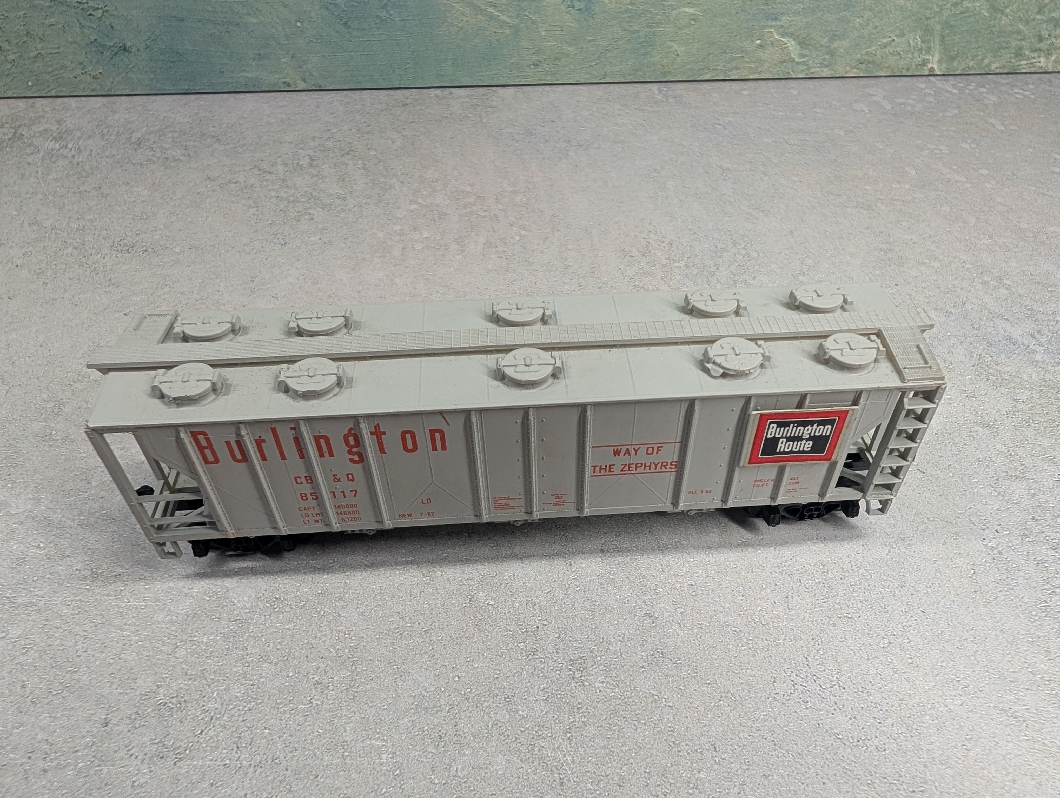 USED AHM HO Scale 3 Bay Covered Hopper Burlington CB&Q #85117