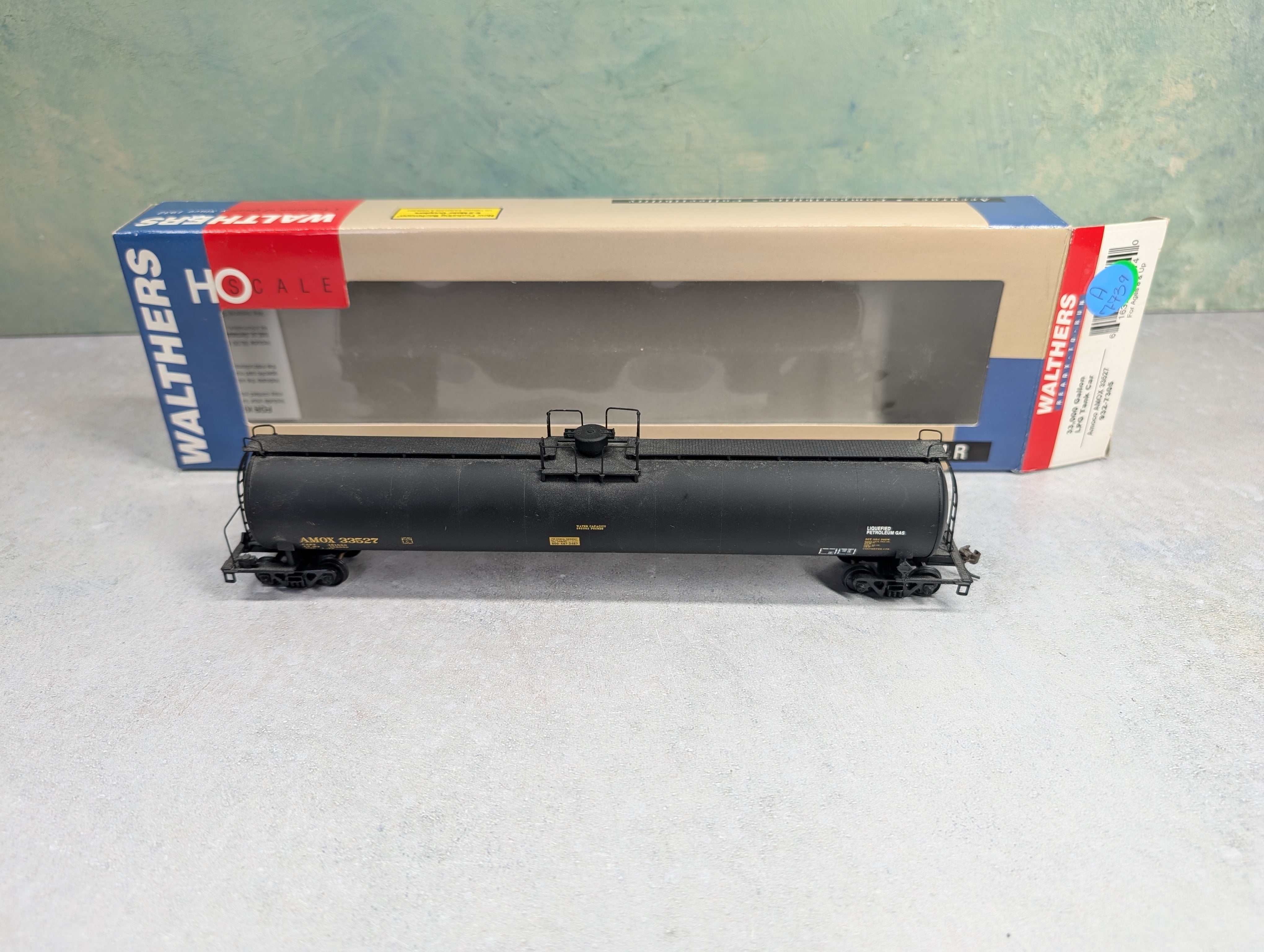 USED Walthers 932-7305 HO Scale 33,000 Gallon LPG Tank Car Amoco AMOX #33527