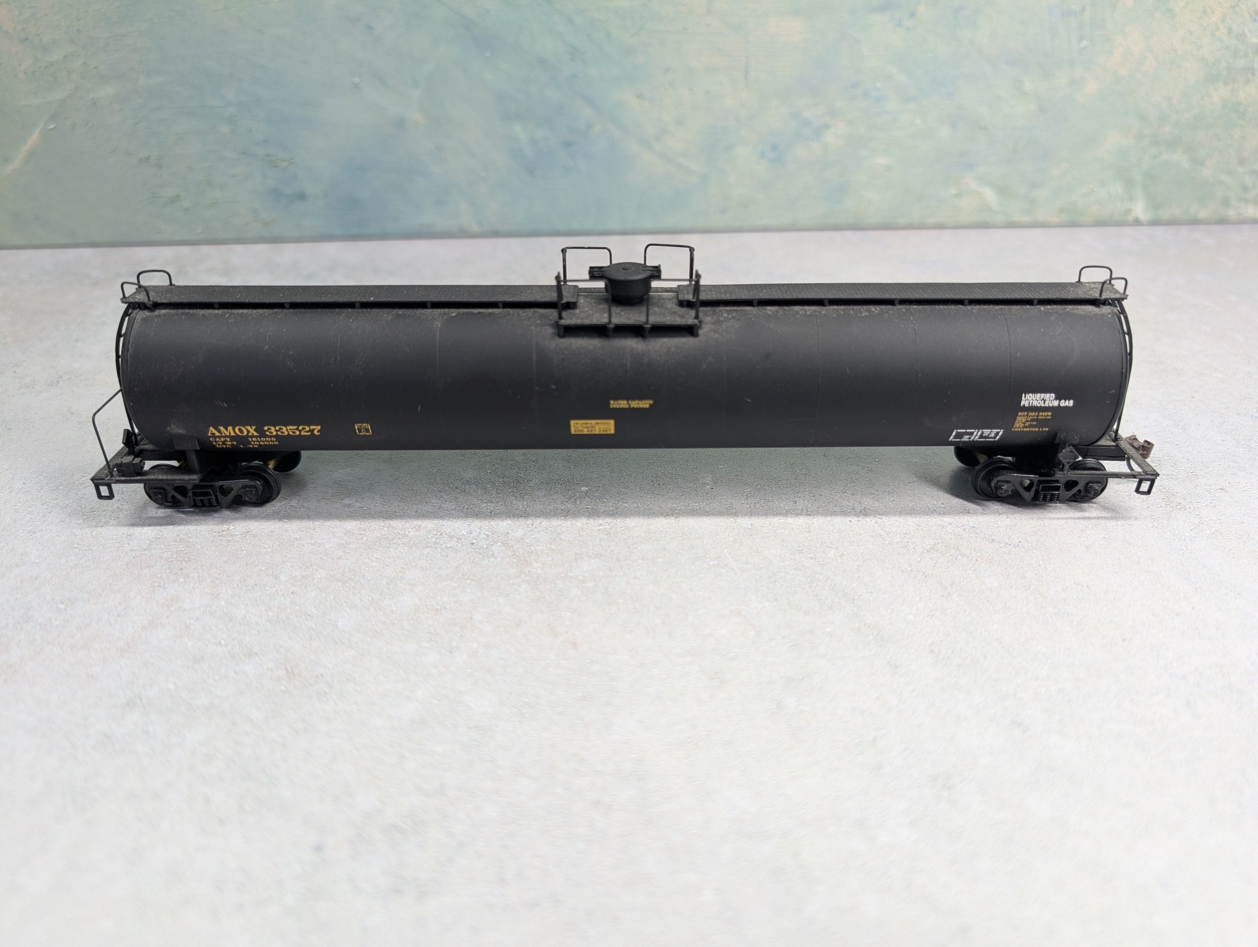 USED Walthers 932-7305 HO Scale 33,000 Gallon LPG Tank Car Amoco AMOX #33527