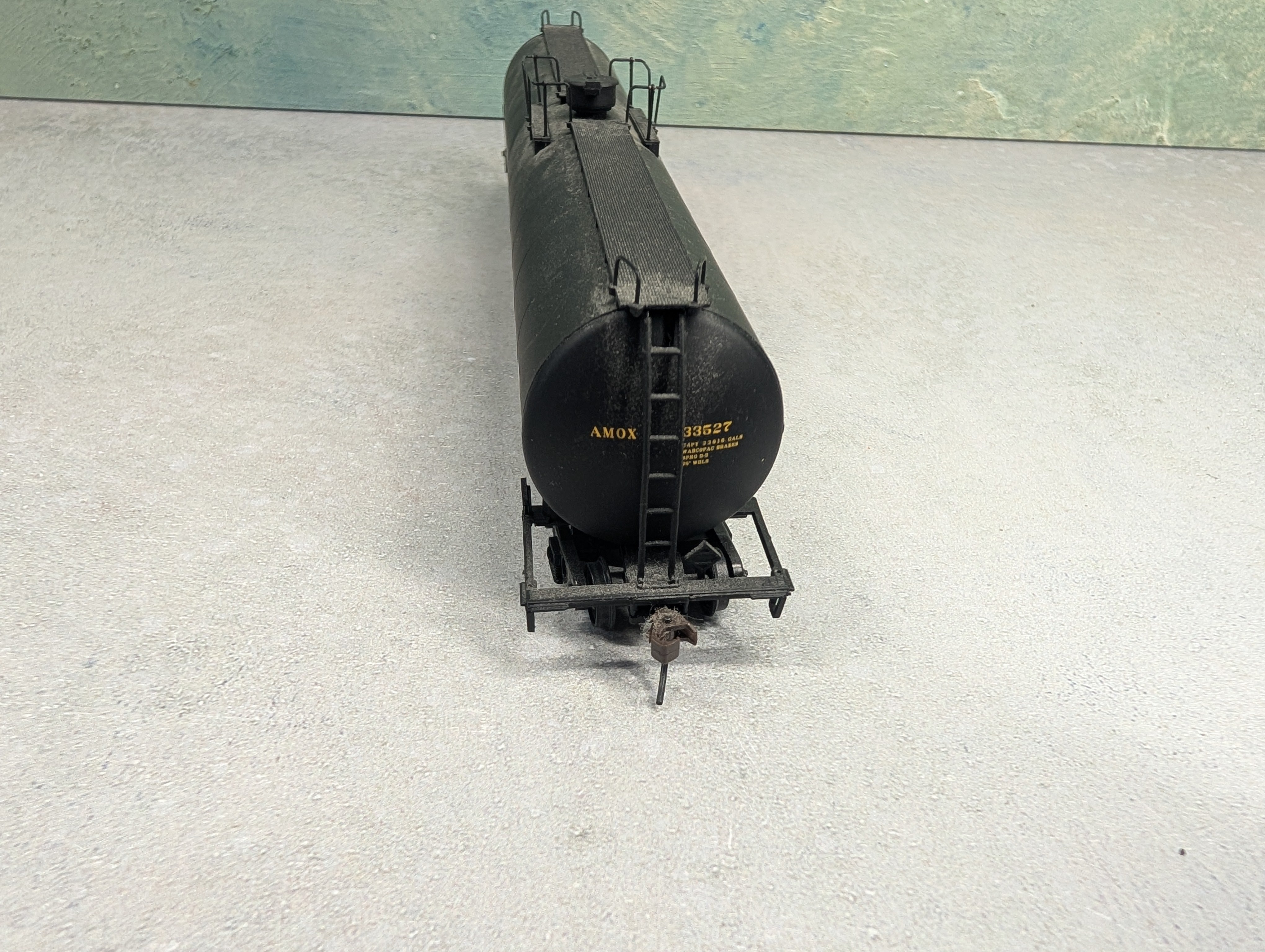 USED Walthers 932-7305 HO Scale 33,000 Gallon LPG Tank Car Amoco AMOX #33527
