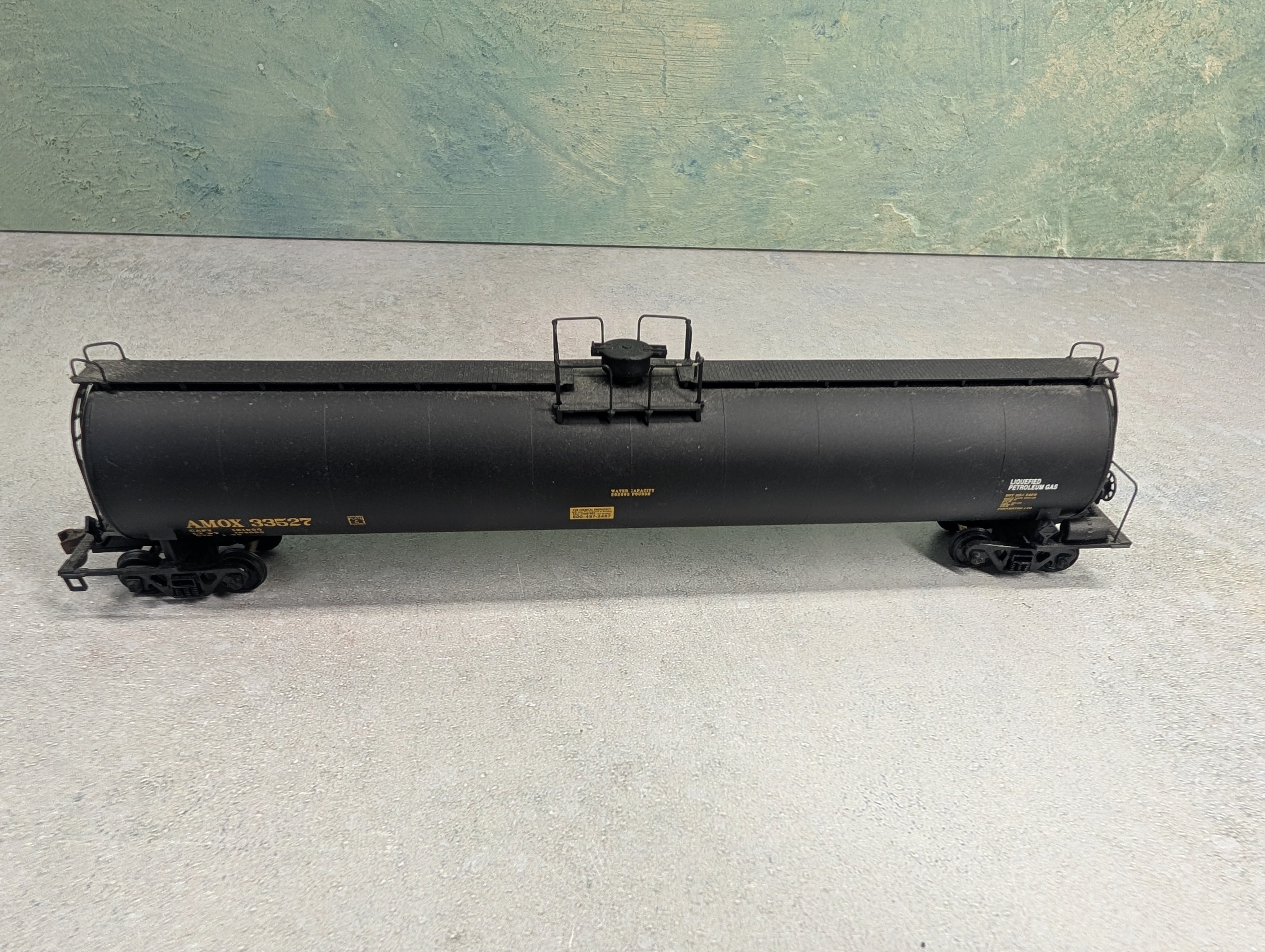 USED Walthers 932-7305 HO Scale 33,000 Gallon LPG Tank Car Amoco AMOX #33527
