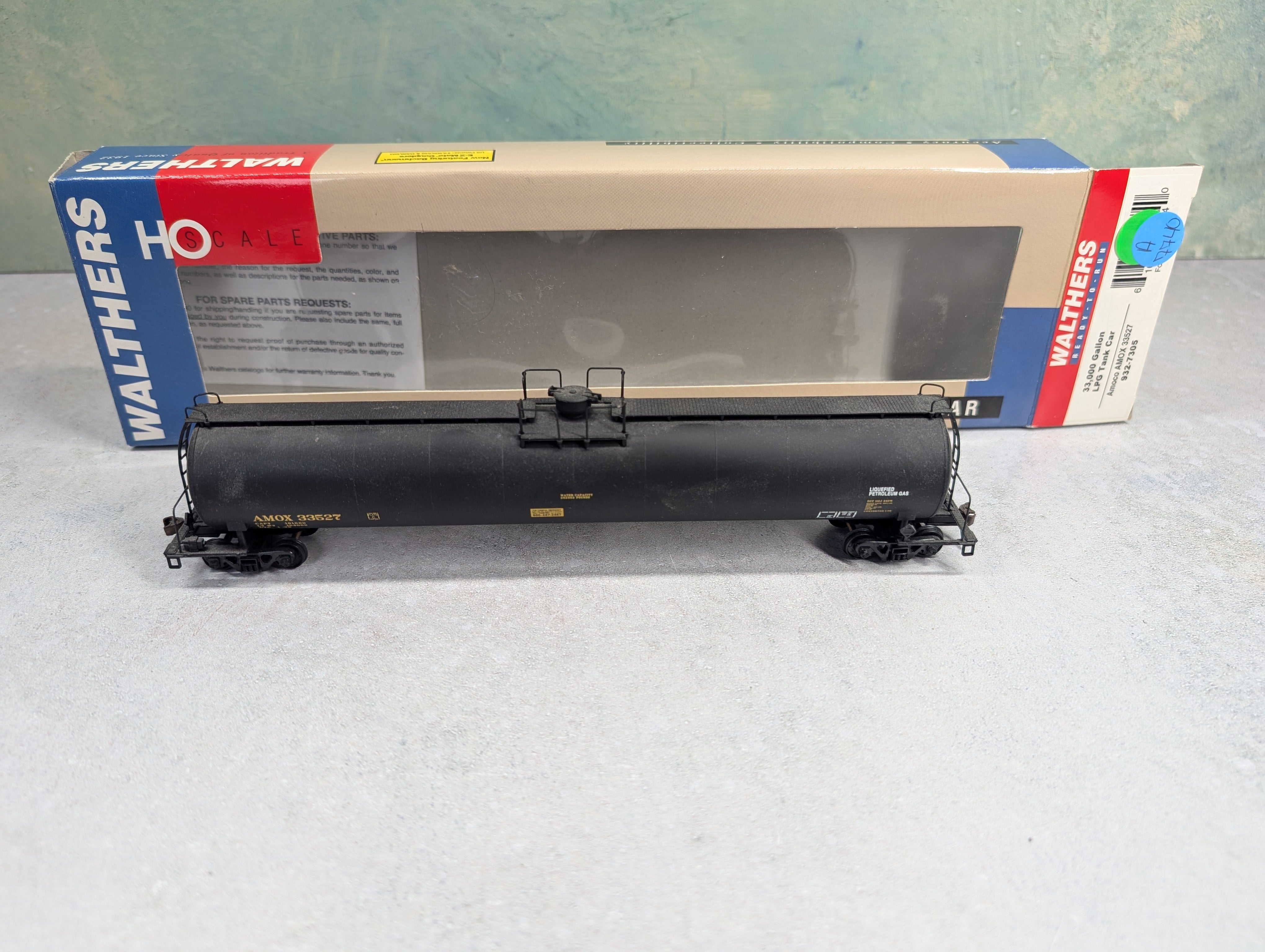 USED Walthers 932-7305 HO Scale 33,000 Gallon LPG Tank Car Amoco AMOX #33527