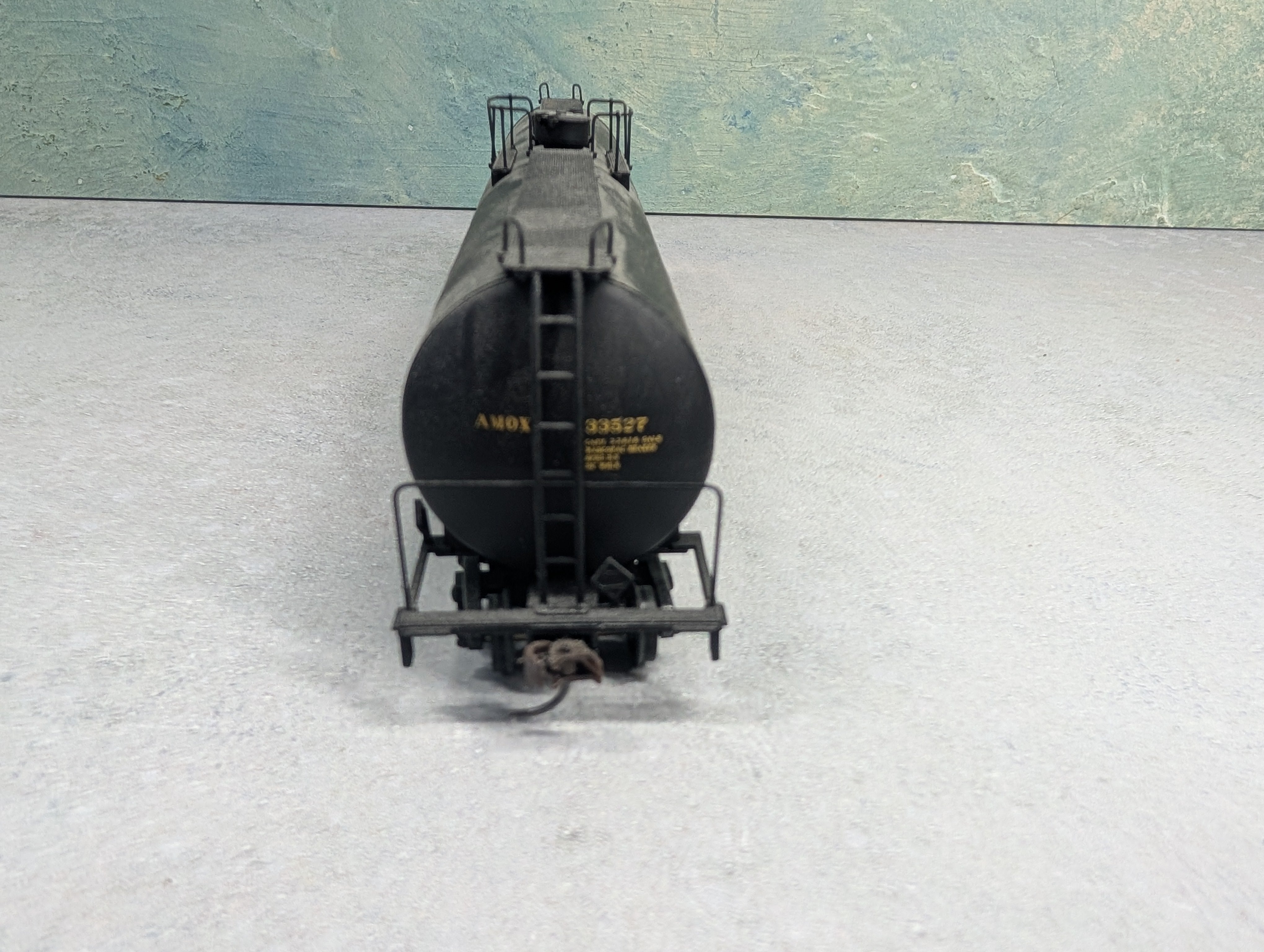 USED Walthers 932-7305 HO Scale 33,000 Gallon LPG Tank Car Amoco AMOX #33527