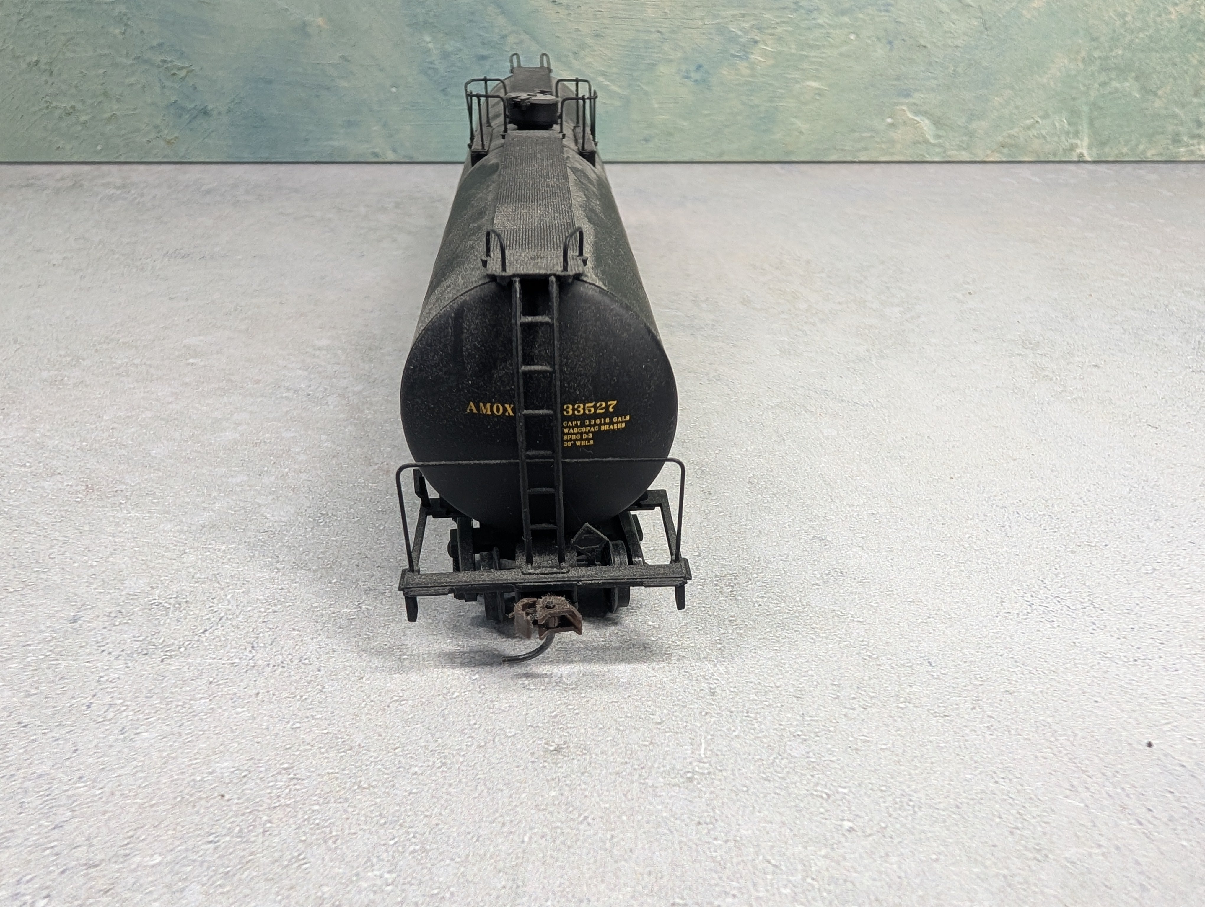 USED Walthers 932-7305 HO Scale 33,000 Gallon LPG Tank Car Amoco AMOX #33527