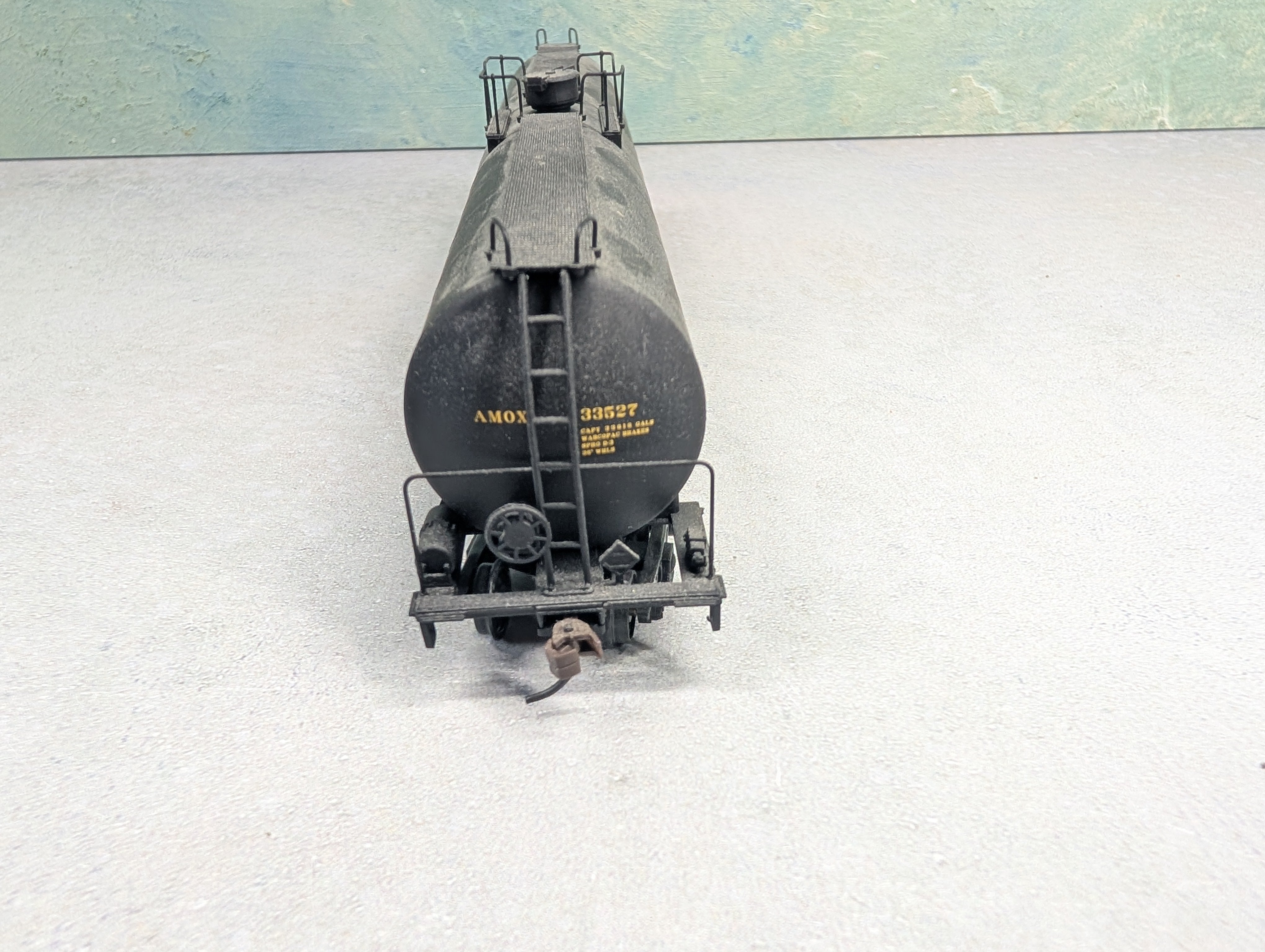 USED Walthers 932-7305 HO Scale 33,000 Gallon LPG Tank Car Amoco AMOX #33527