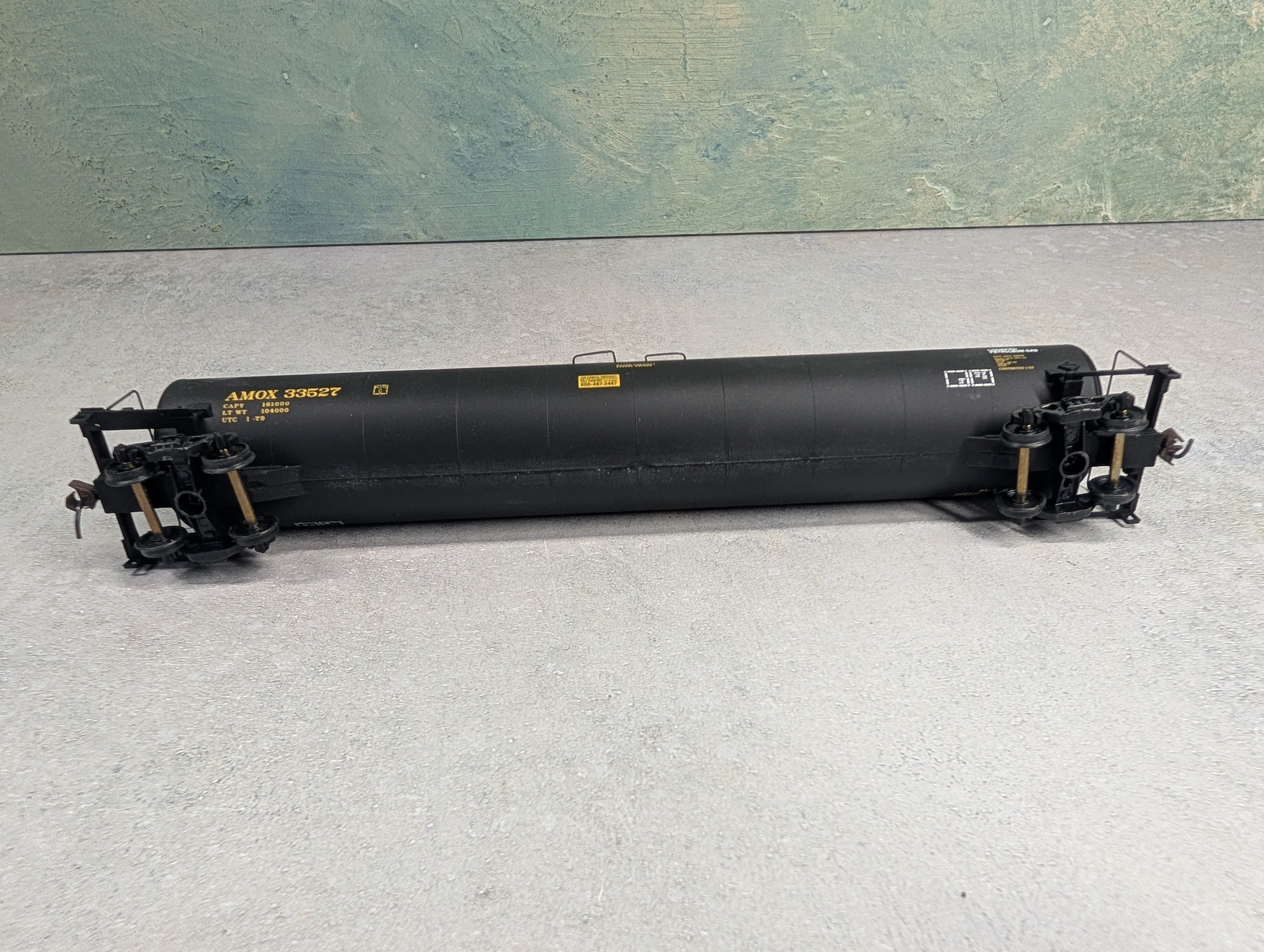 USED Walthers 932-7305 HO Scale 33,000 Gallon LPG Tank Car Amoco AMOX #33527