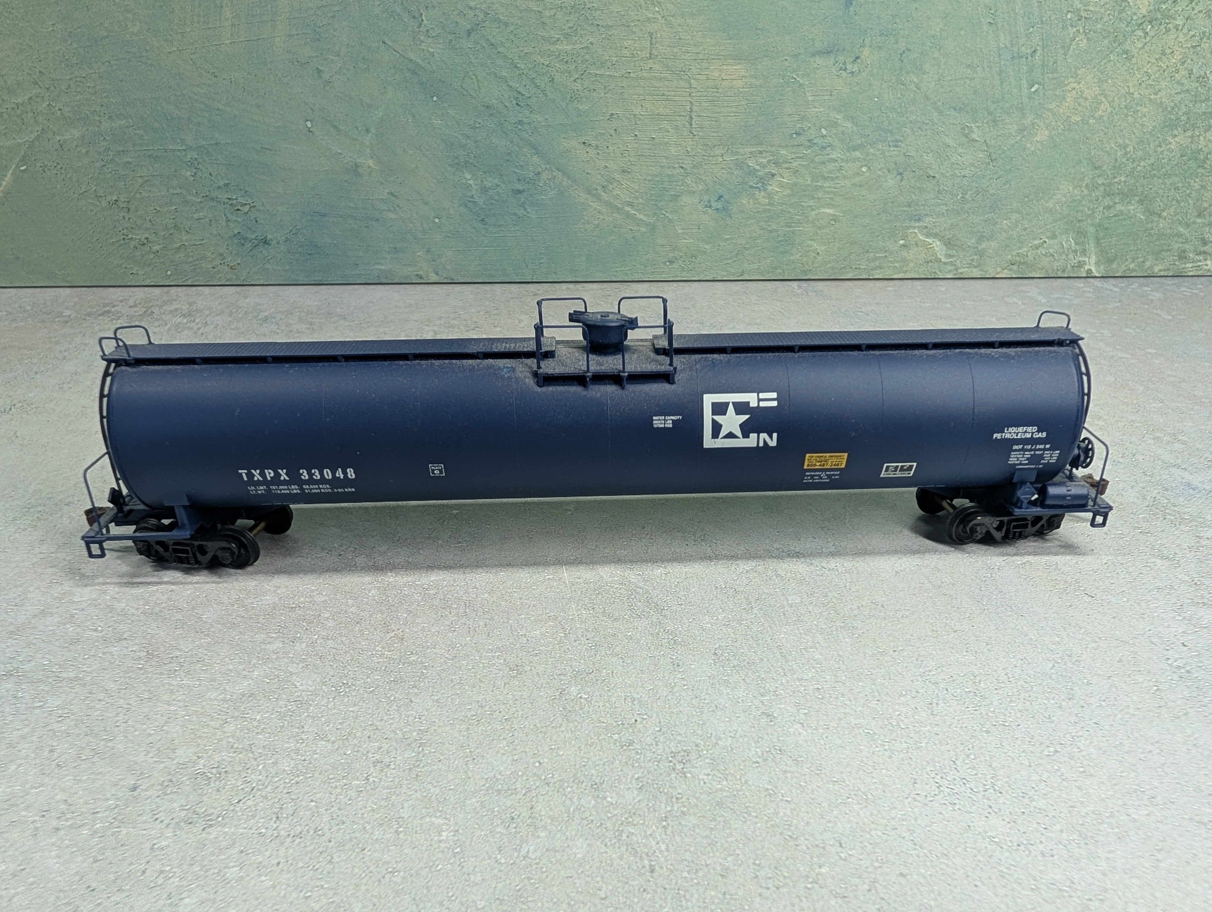USED Walthers 932-7306 HO Scale 33,000 Gallon LPG Tank Car Texas Petrochemicals TXPX #33048