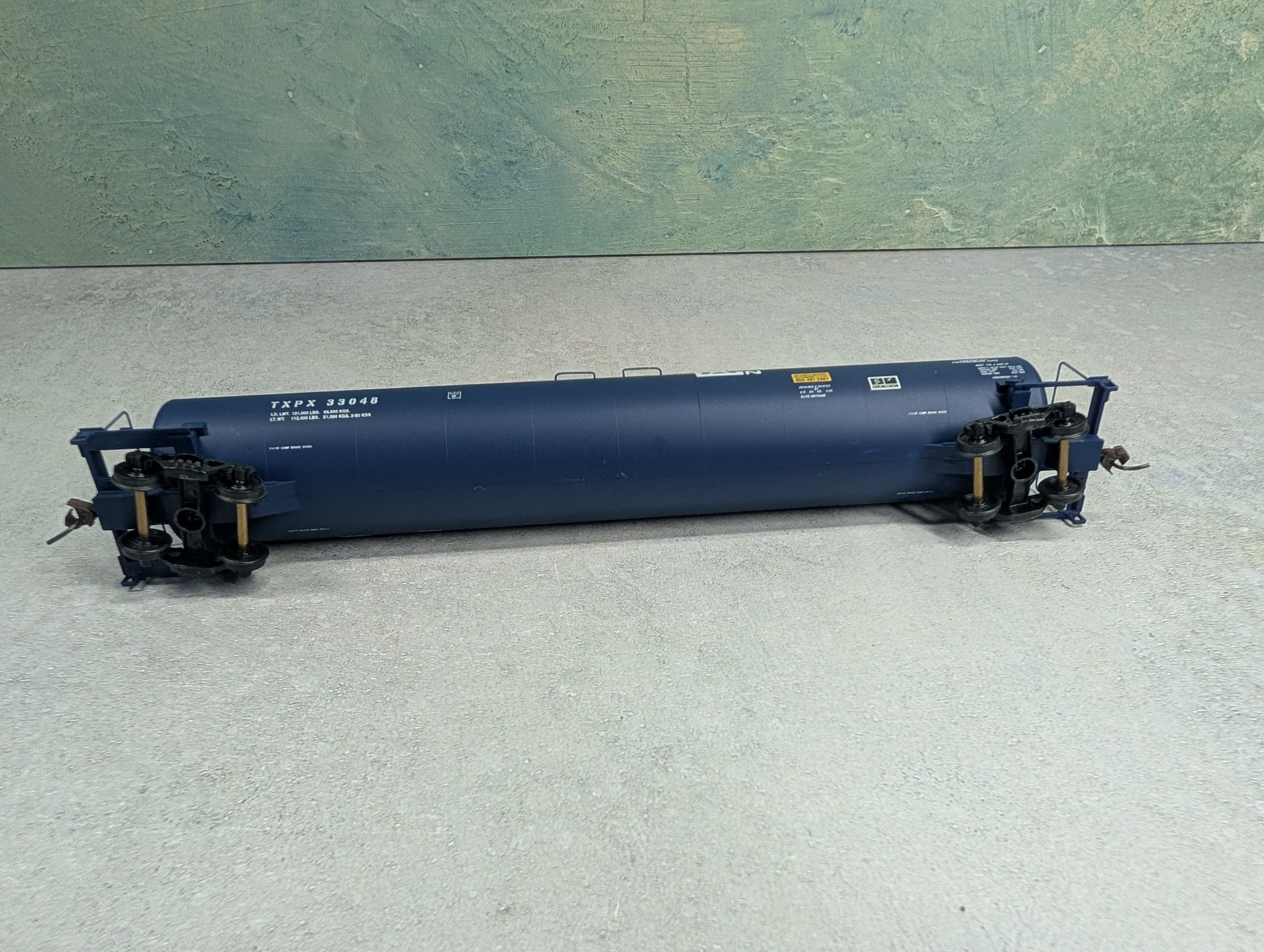 USED Walthers 932-7306 HO Scale 33,000 Gallon LPG Tank Car Texas Petrochemicals TXPX #33048