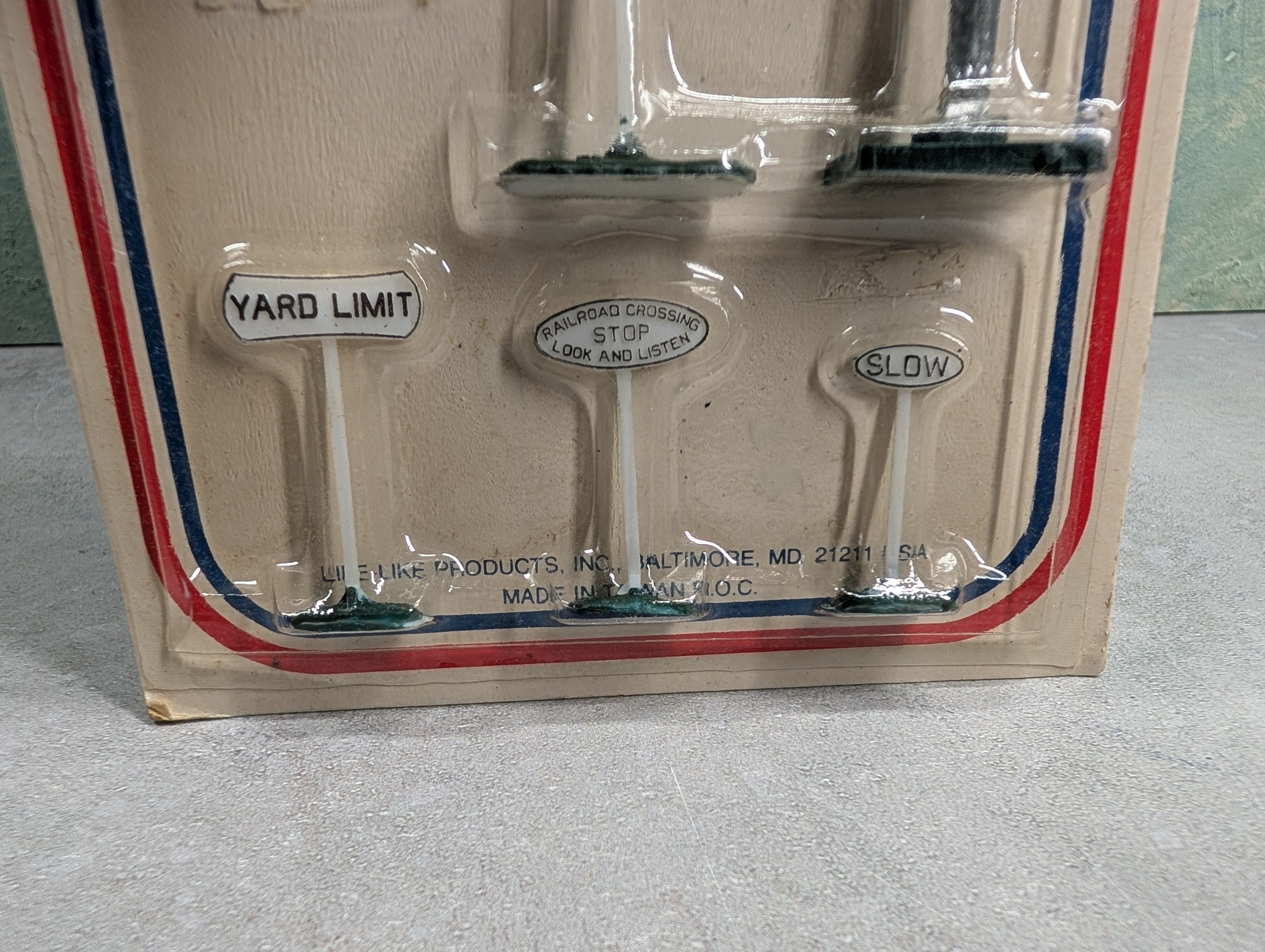 USED Life-Like 1121 HO Scale Tell-Tale with Railroad Signs Sealed