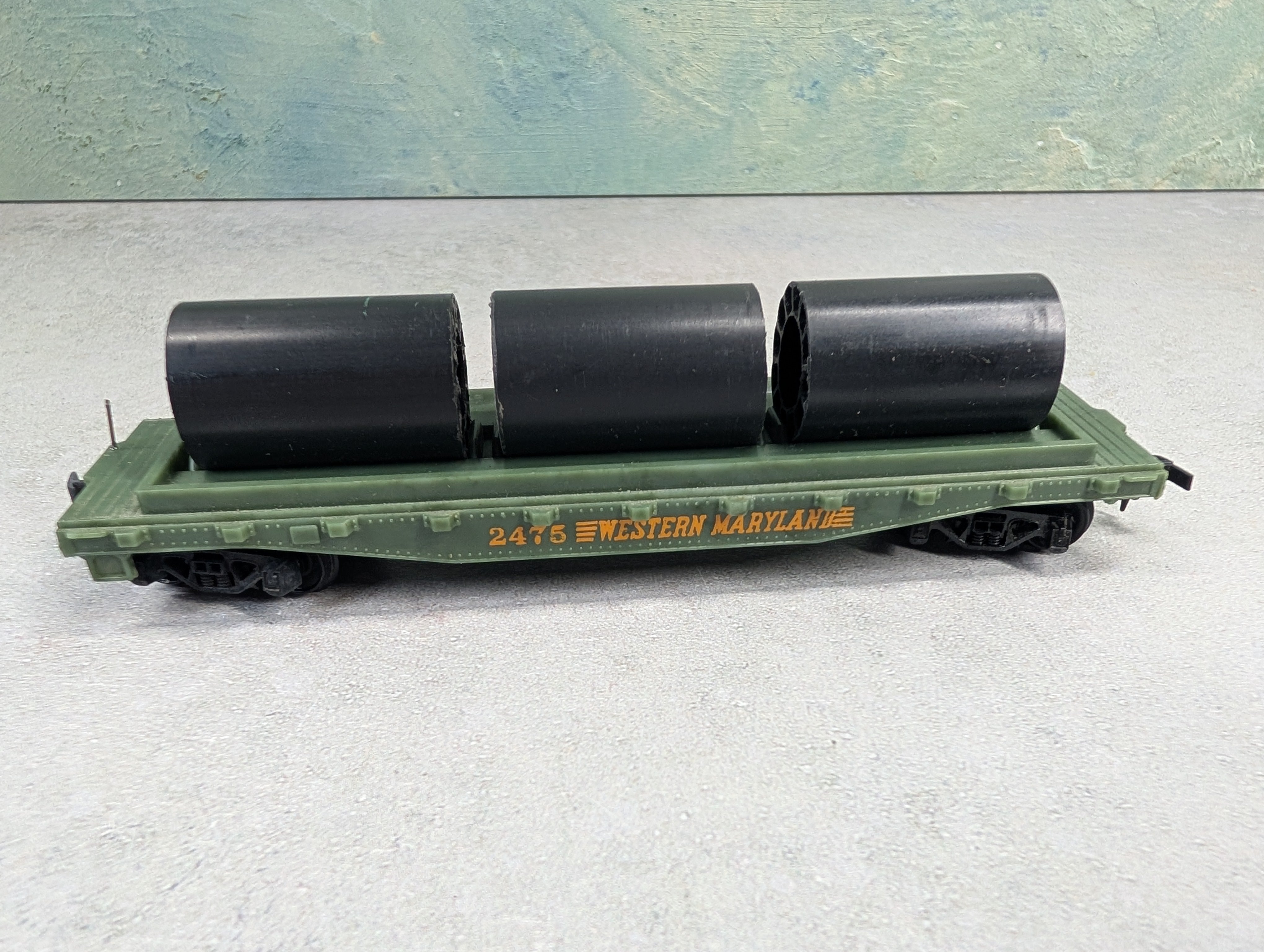 USED Tyco HO Scale Flat Car w/ Pipe Load Western Maryland #2475