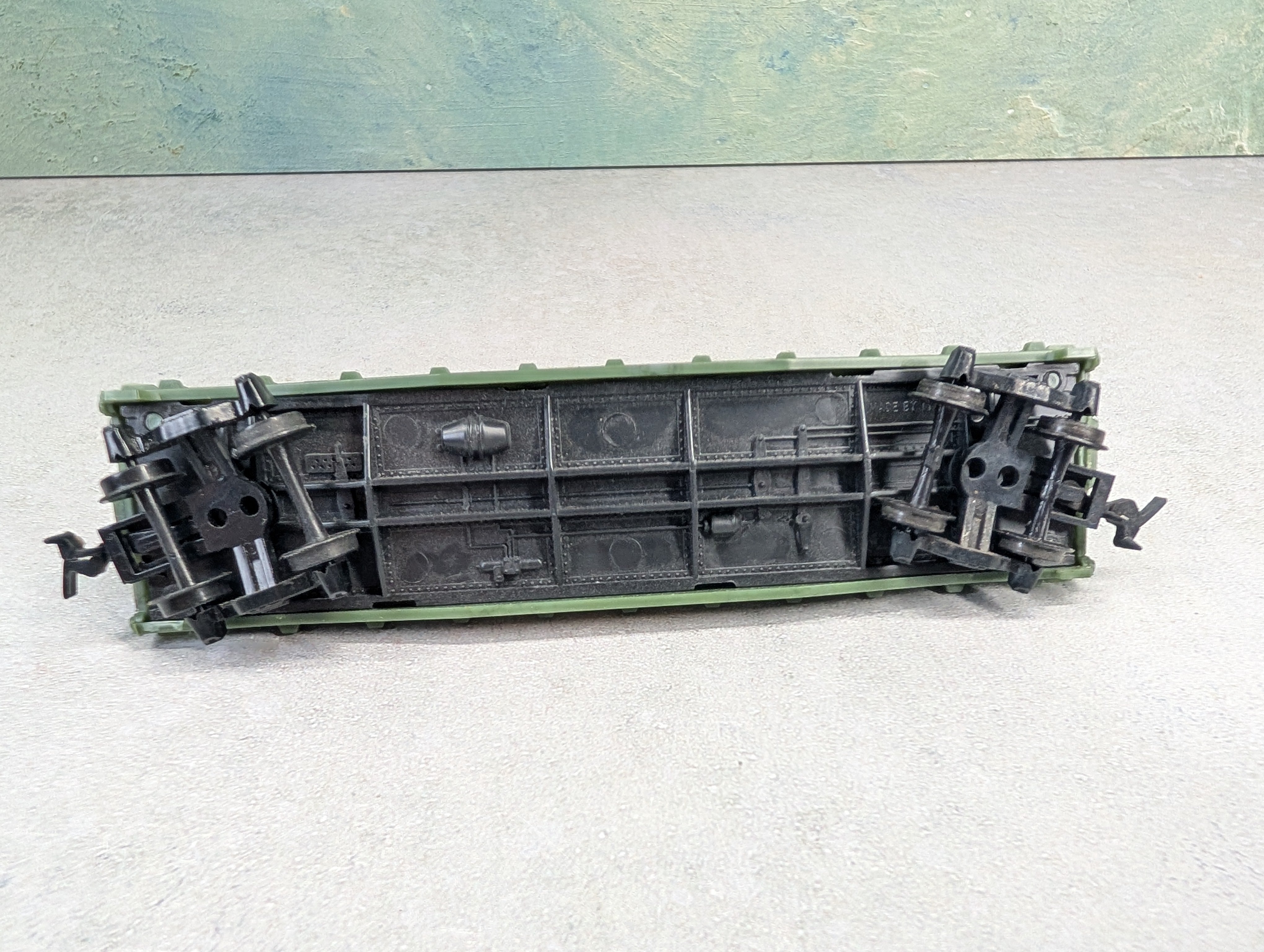 USED Tyco HO Scale Flat Car w/ Pipe Load Western Maryland #2475