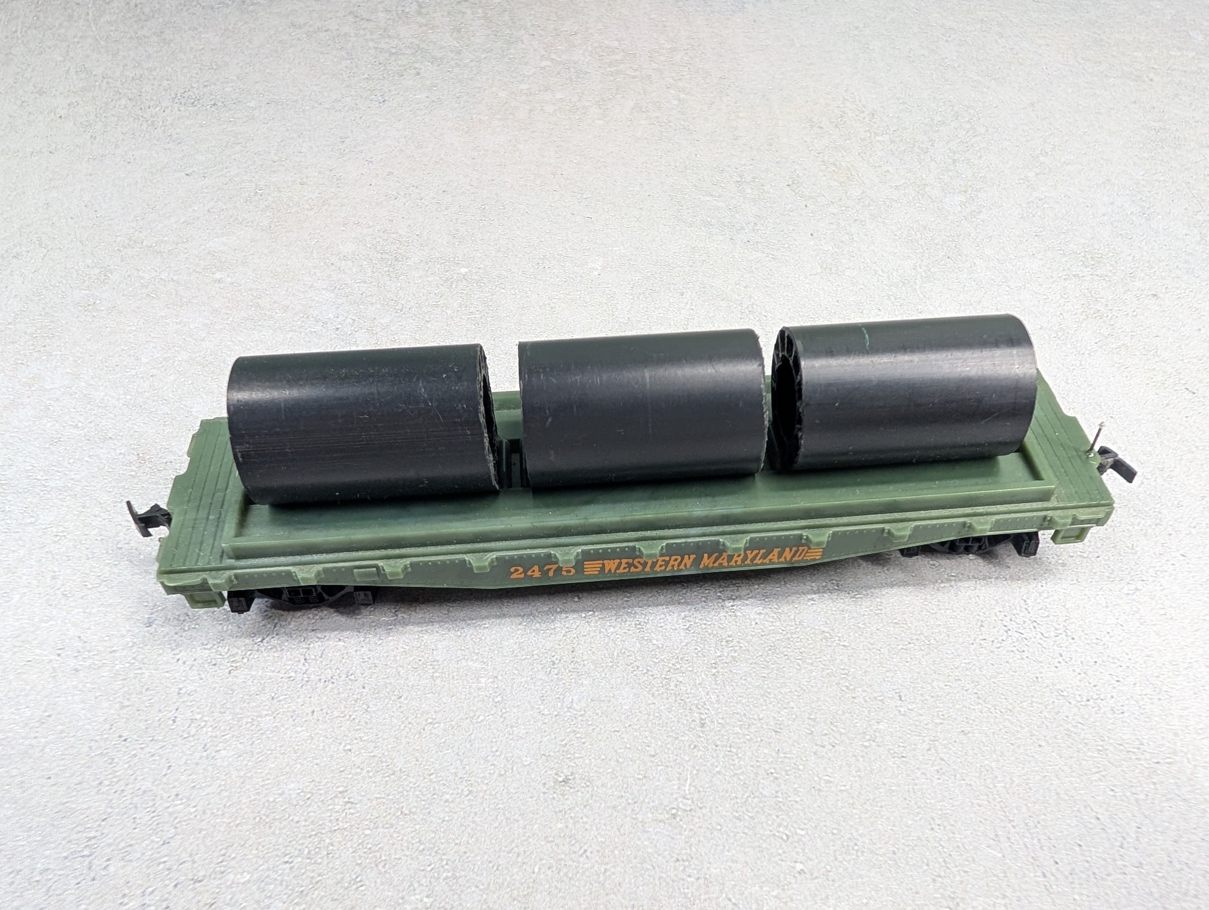 USED Tyco HO Scale Flat Car w/ Pipe Load Western Maryland #2475