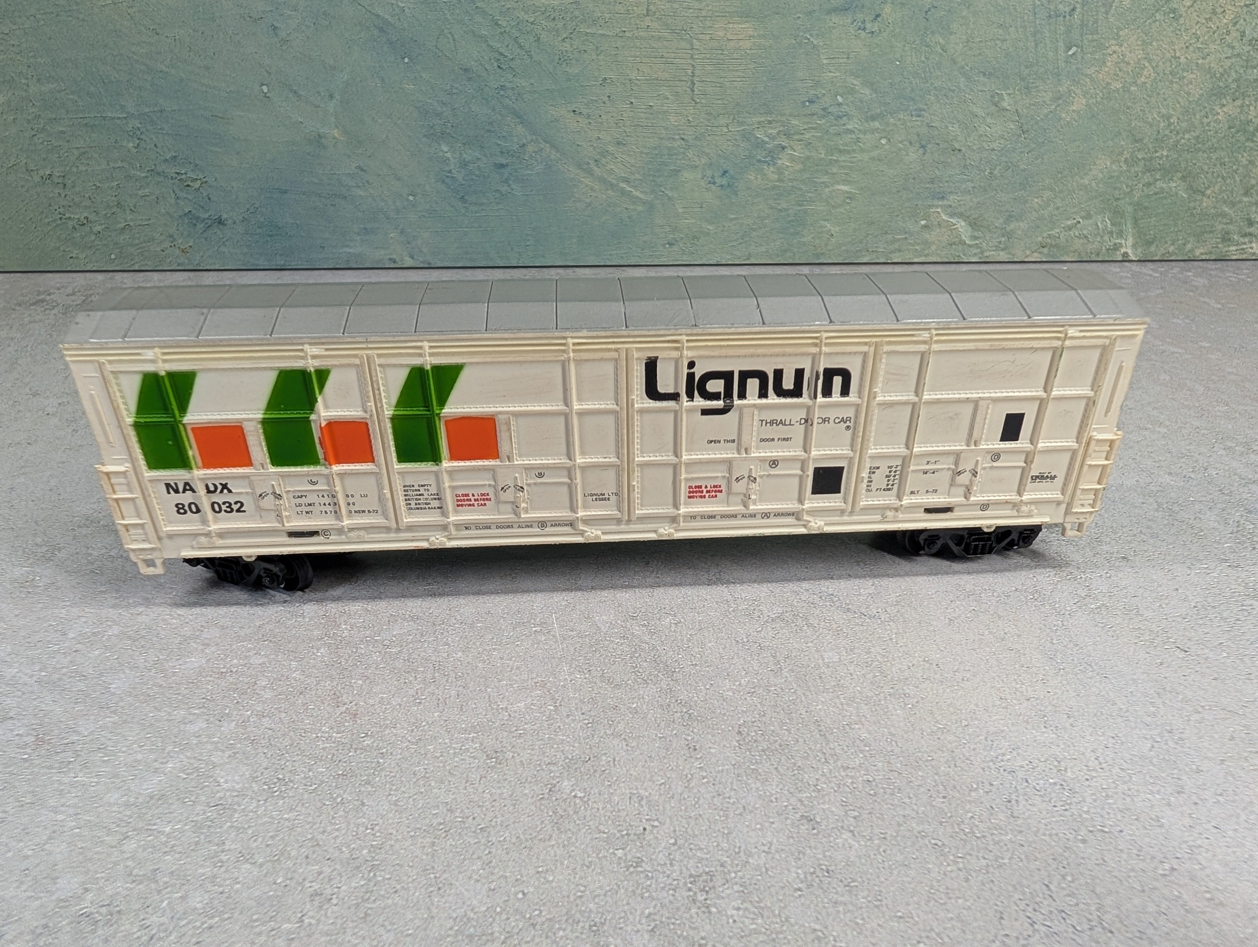 USED Life-Like HO Scale Thrall Door Box Car Lignum NADX #80032