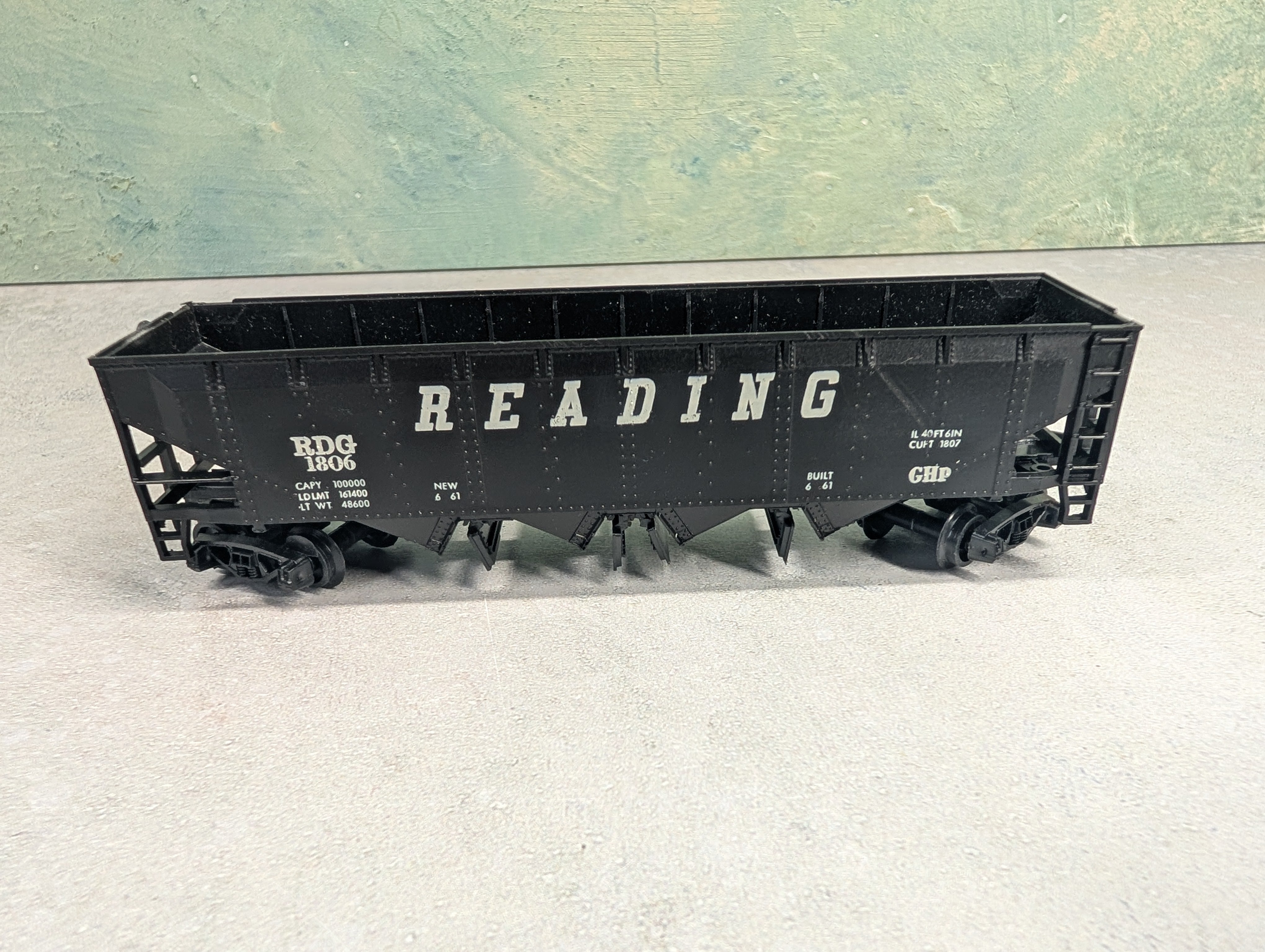 USED AHM HO Scale Operating 4 Bay Hopper Reading RDG #1806