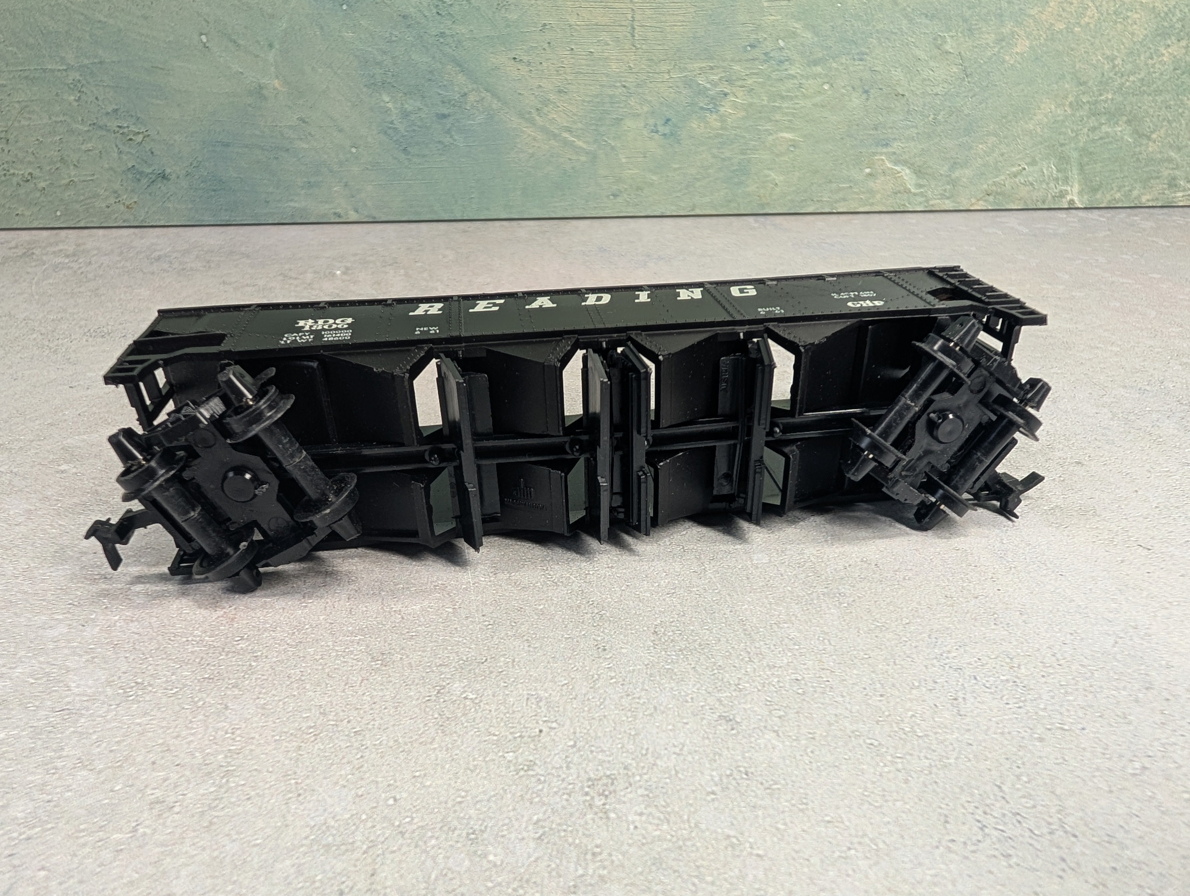 USED AHM HO Scale Operating 4 Bay Hopper Reading RDG #1806