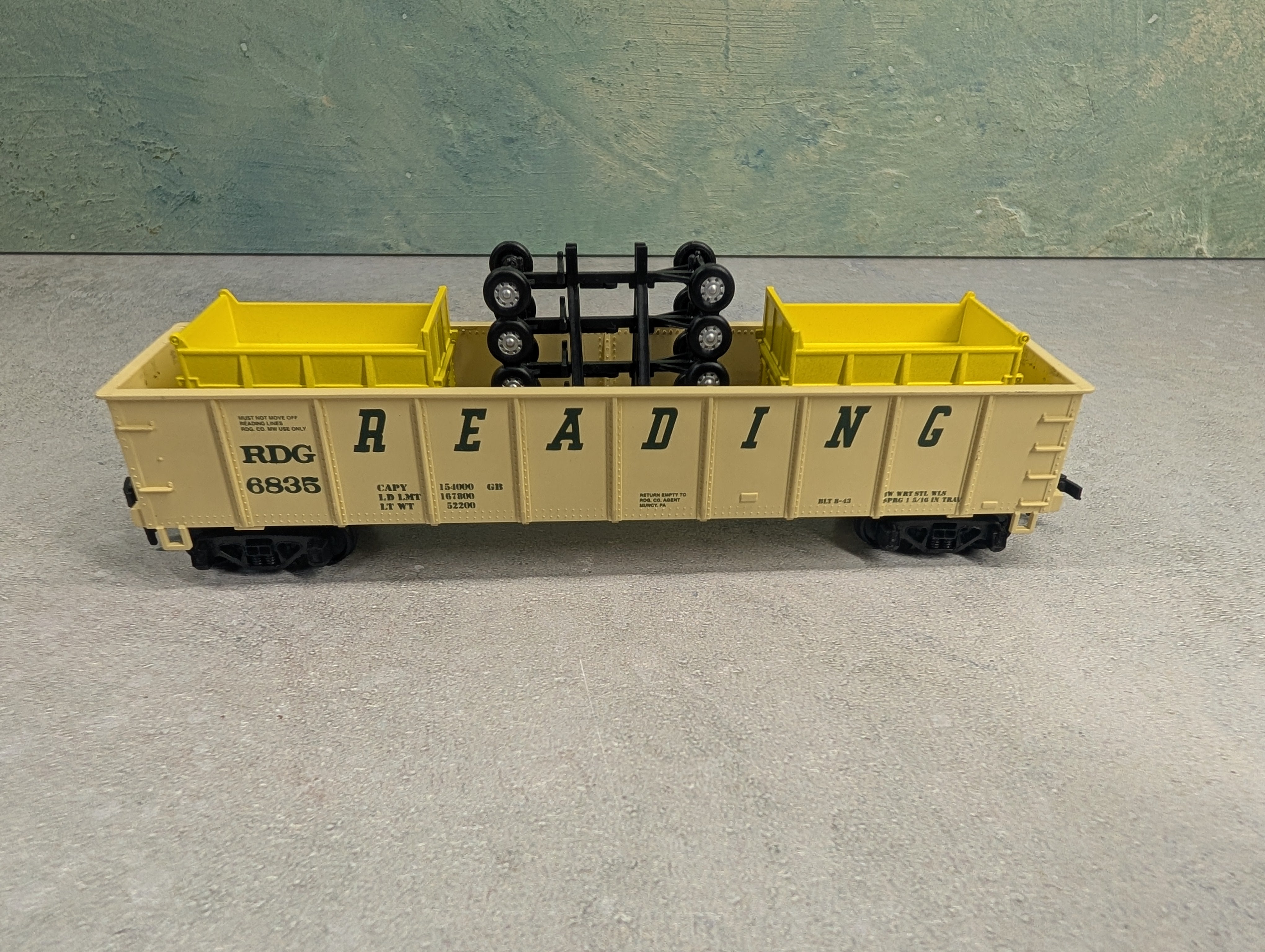 USED Mantua HO Scale Gondola w/ Load, Grain Boxes Reading RDG #6835