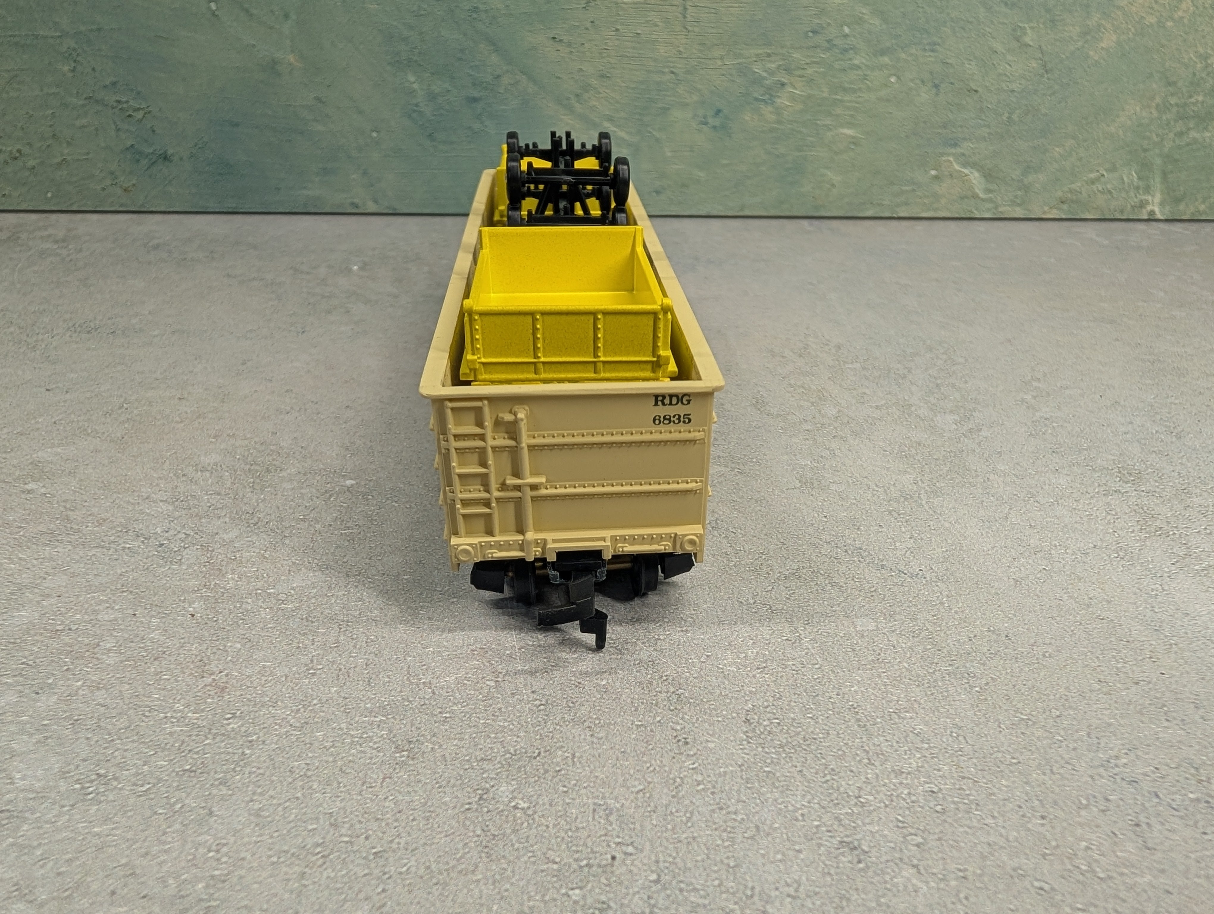 USED Mantua HO Scale Gondola w/ Load, Grain Boxes Reading RDG #6835