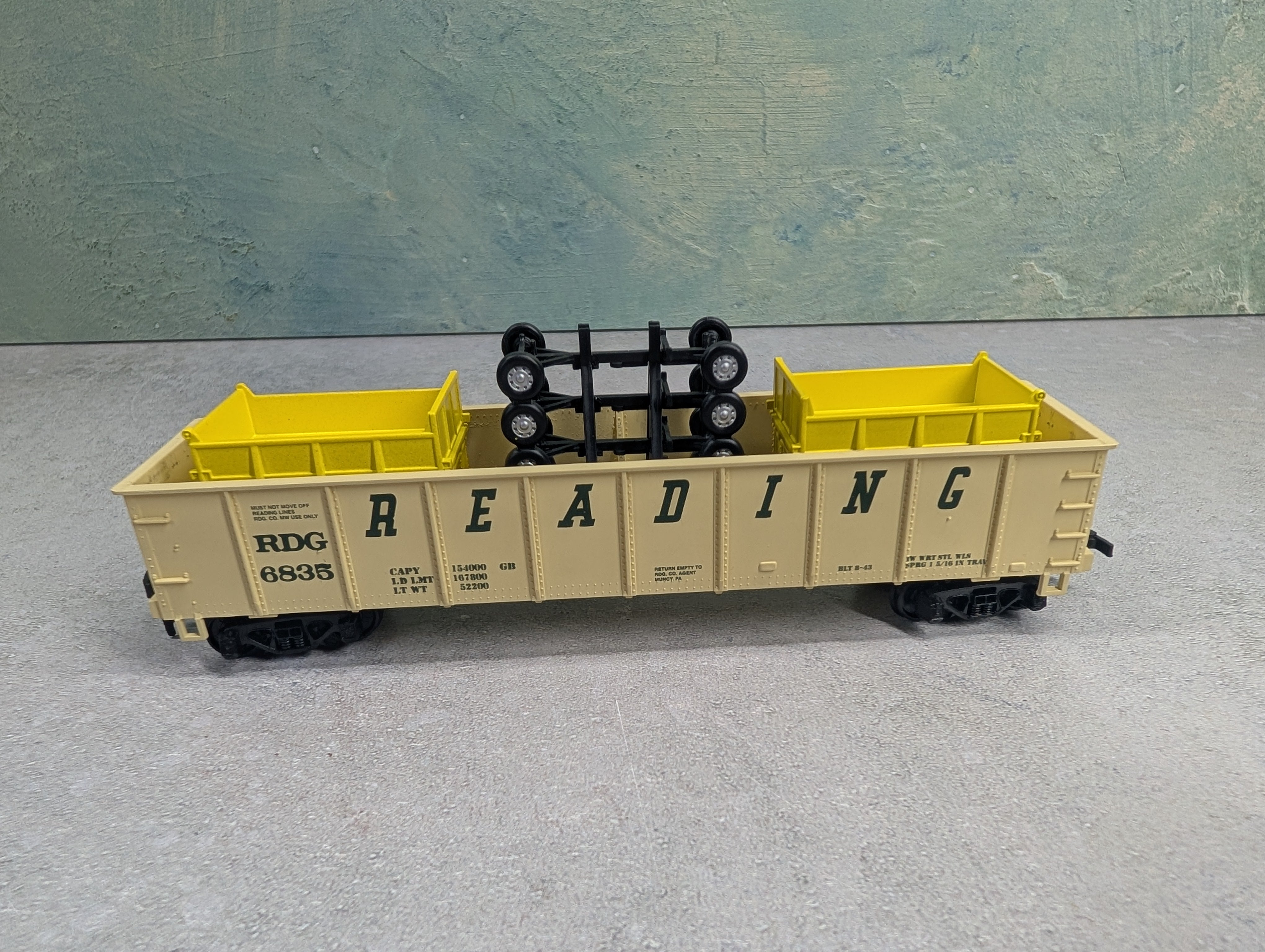 USED Mantua HO Scale Gondola w/ Load, Grain Boxes Reading RDG #6835