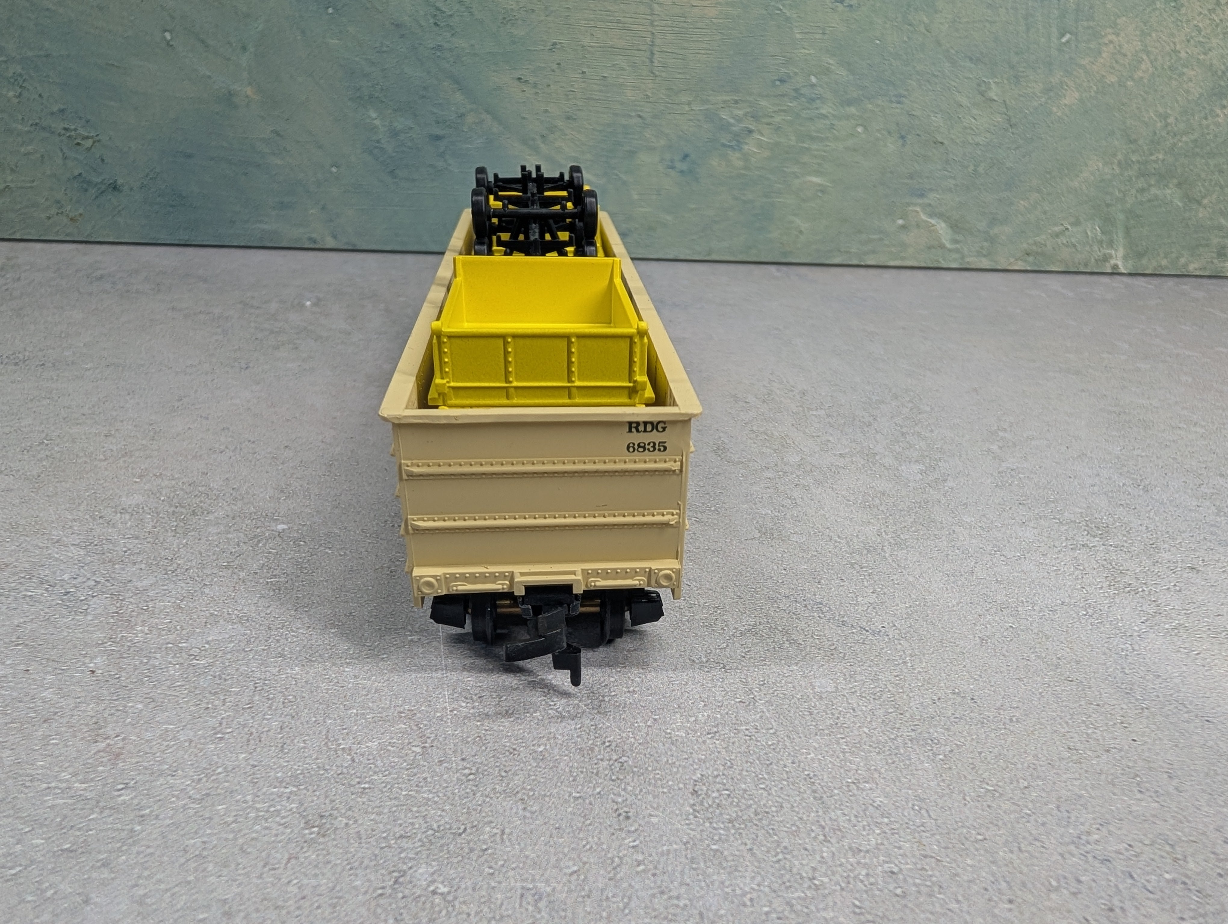 USED Mantua HO Scale Gondola w/ Load, Grain Boxes Reading RDG #6835