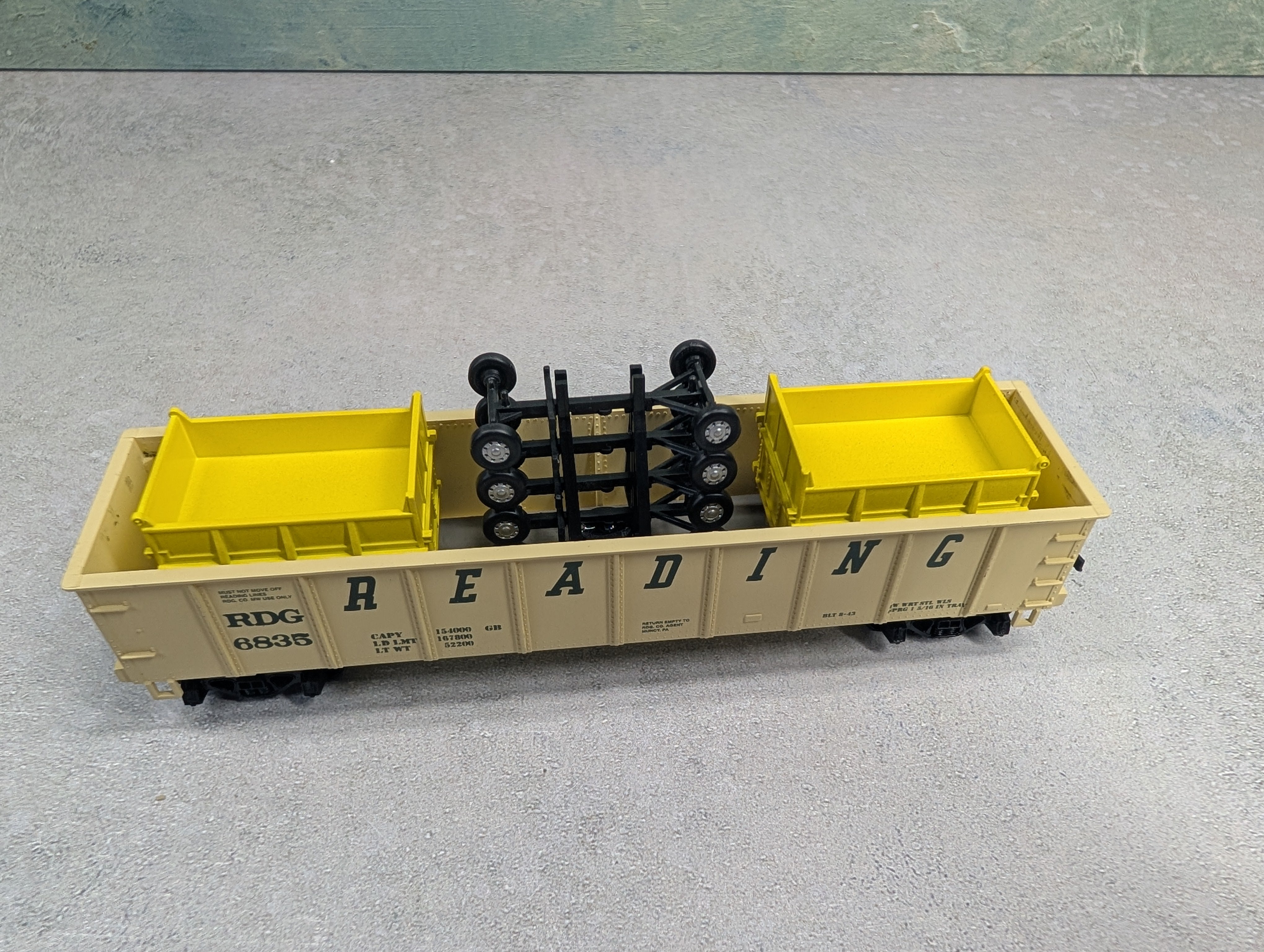 USED Mantua HO Scale Gondola w/ Load, Grain Boxes Reading RDG #6835