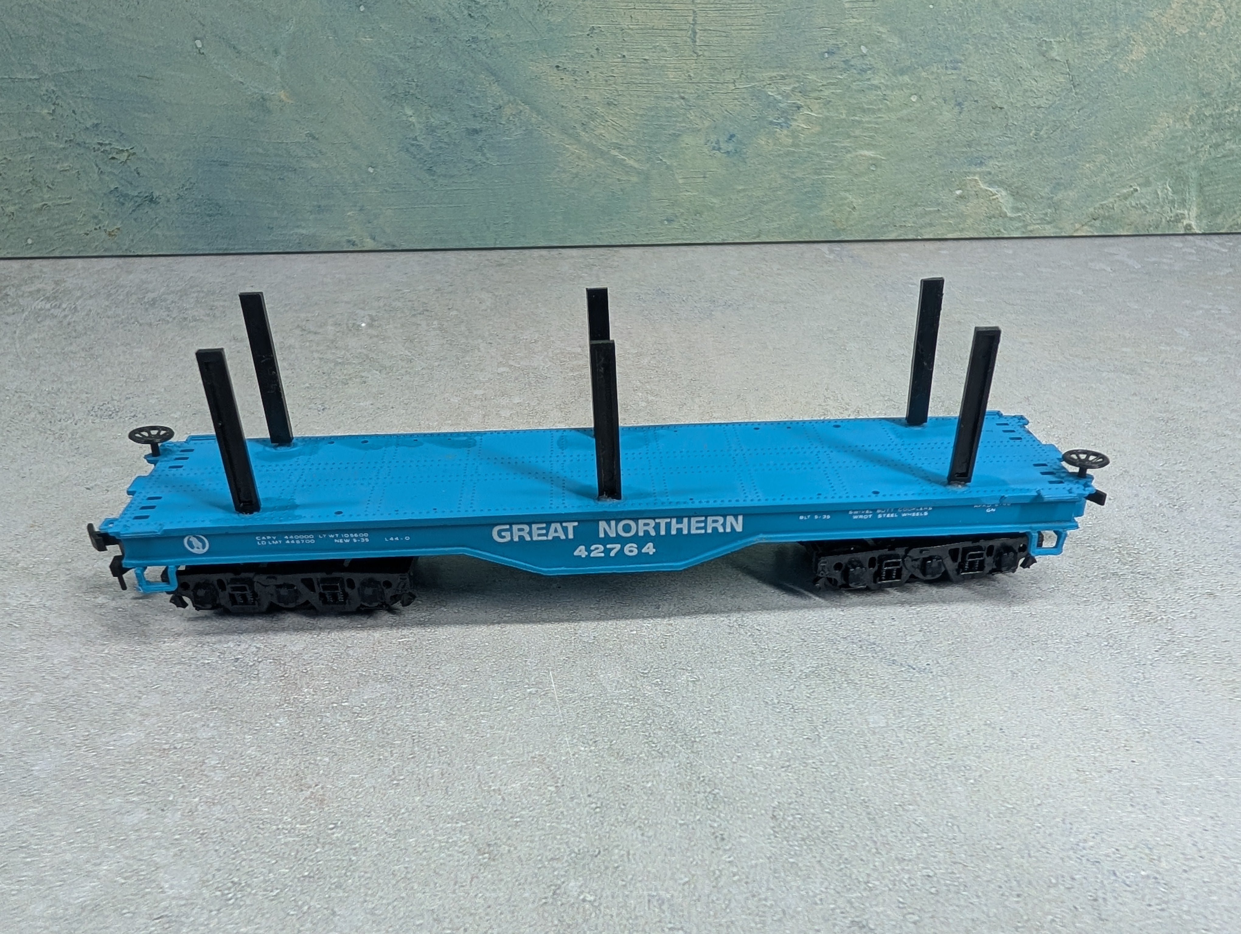 USED Bachmann HO Scale Flat Car w/ Stakes Great Northern GN #42764