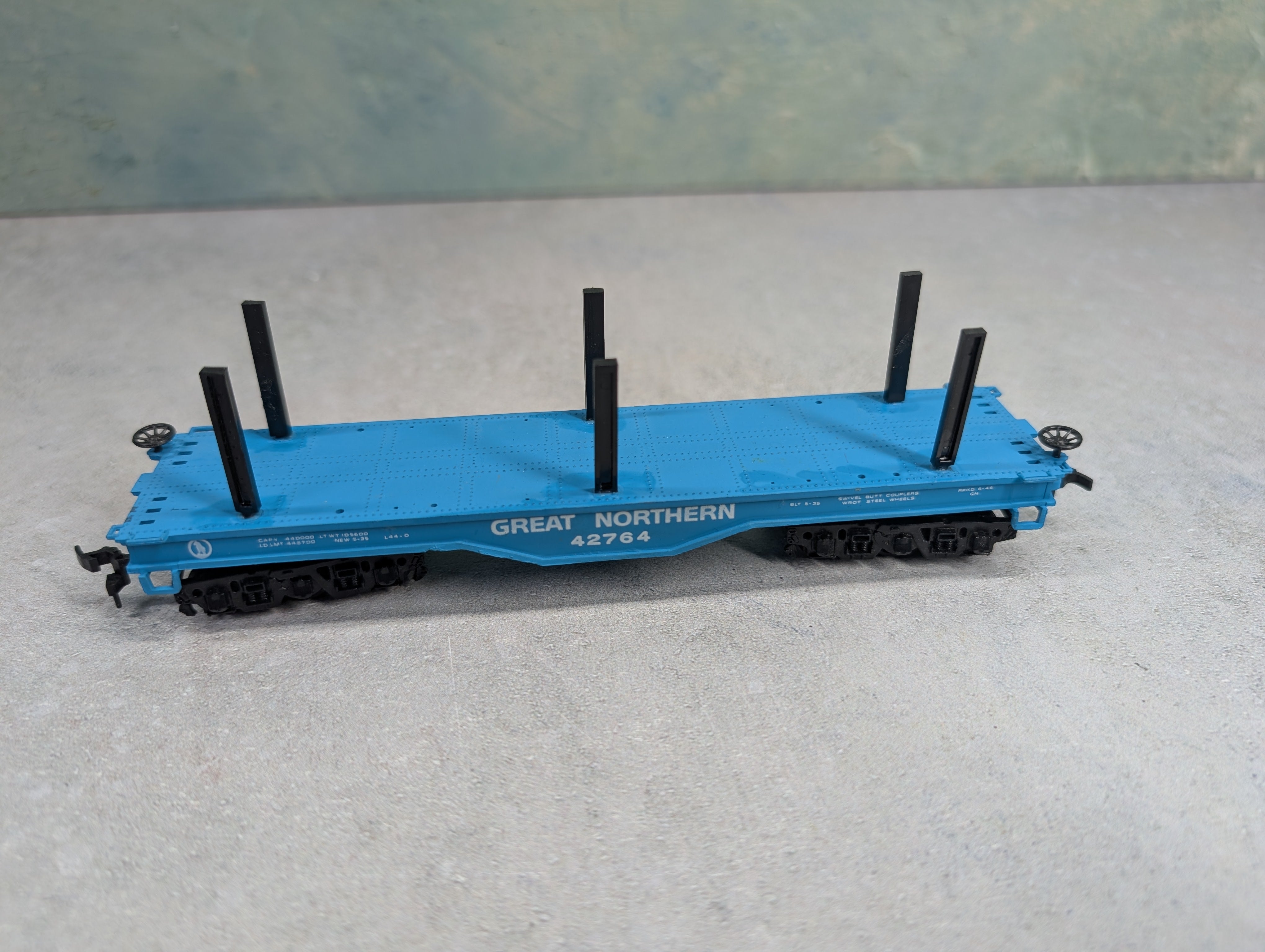 USED Bachmann HO Scale Flat Car w/ Stakes Great Northern GN #42764