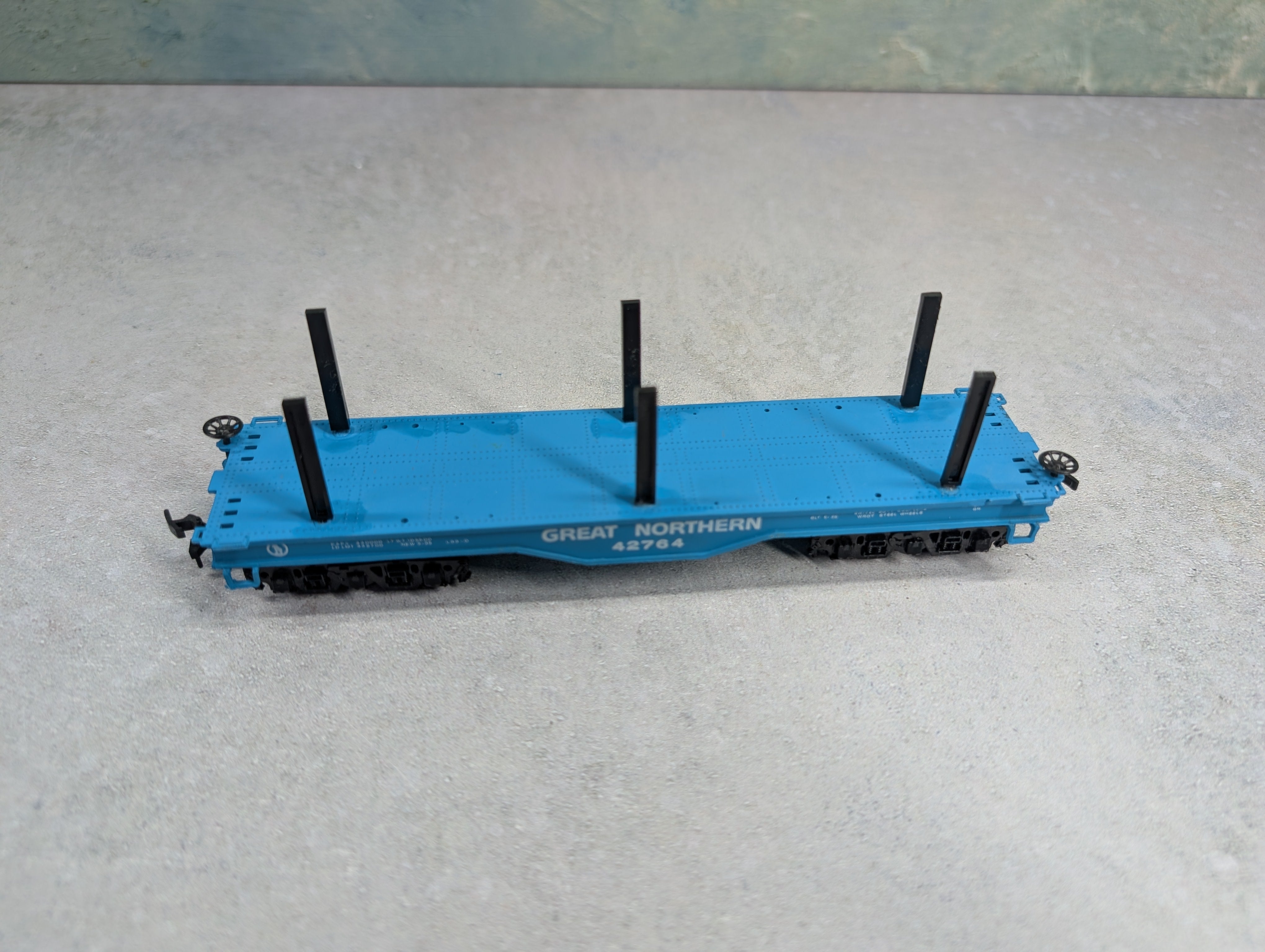 USED Bachmann HO Scale Flat Car w/ Stakes Great Northern GN #42764