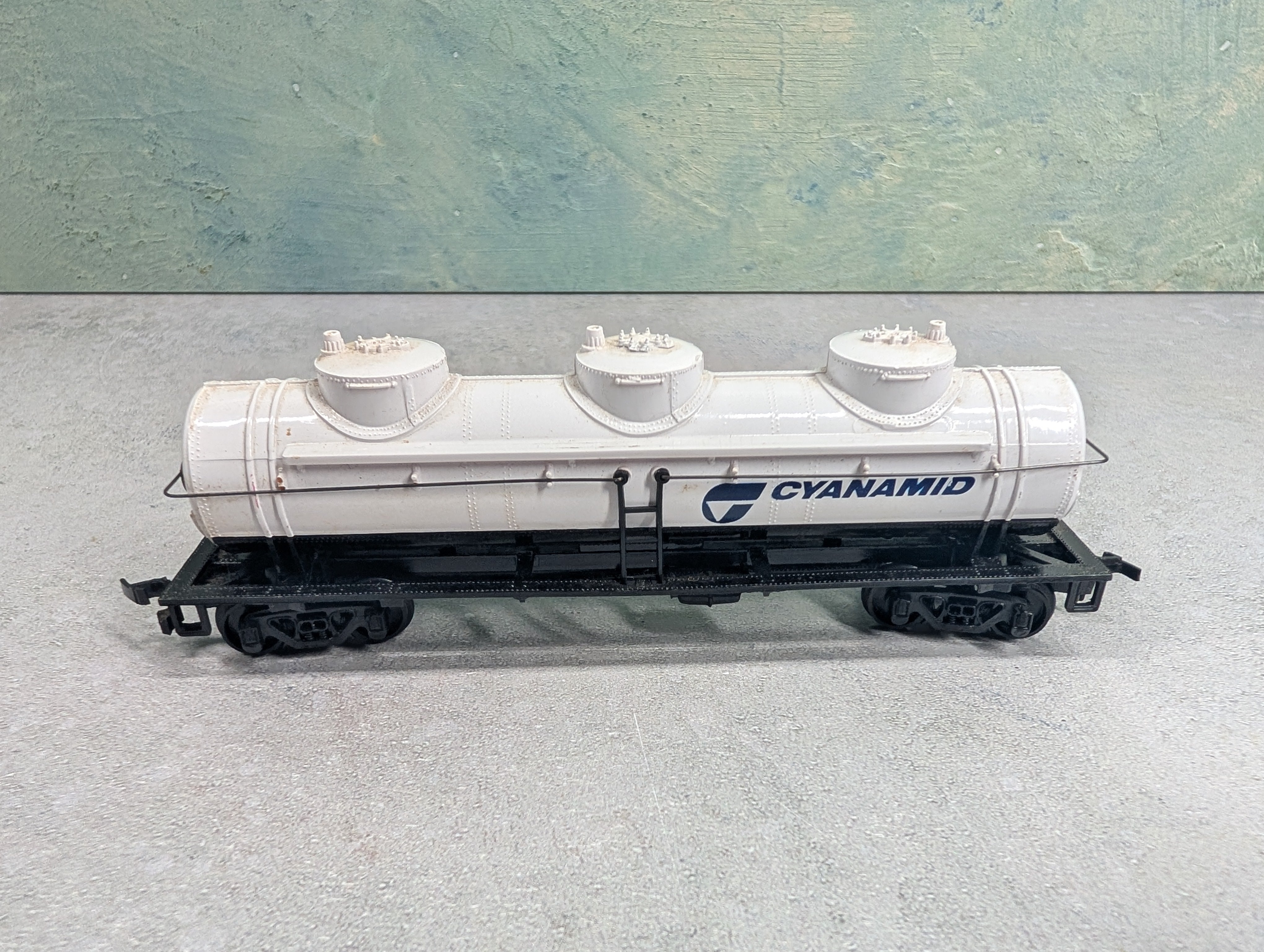 USED Bachmann HO Scale Triple Dome Tank Car Cynamid
