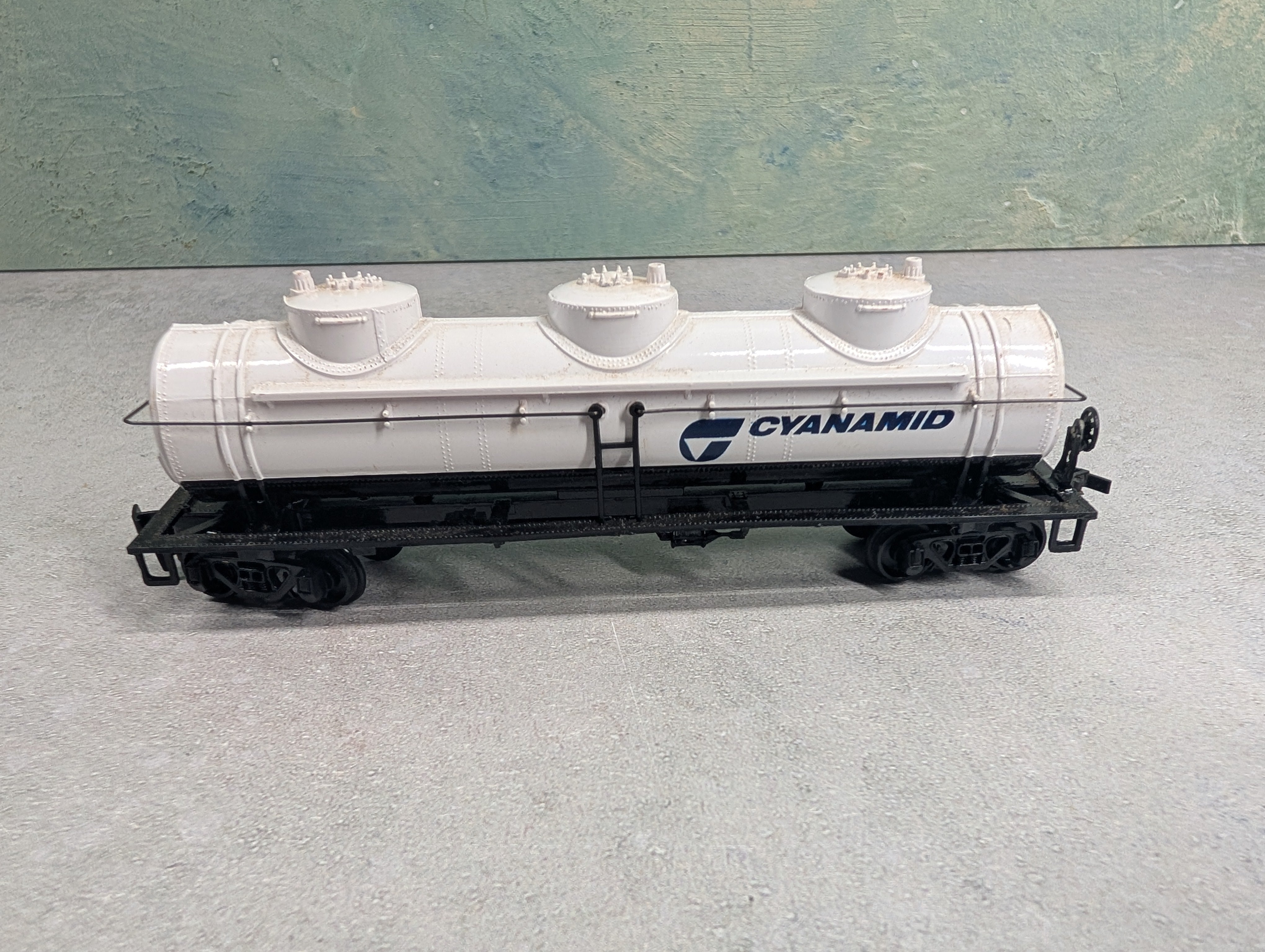 USED Bachmann HO Scale Triple Dome Tank Car Cynamid