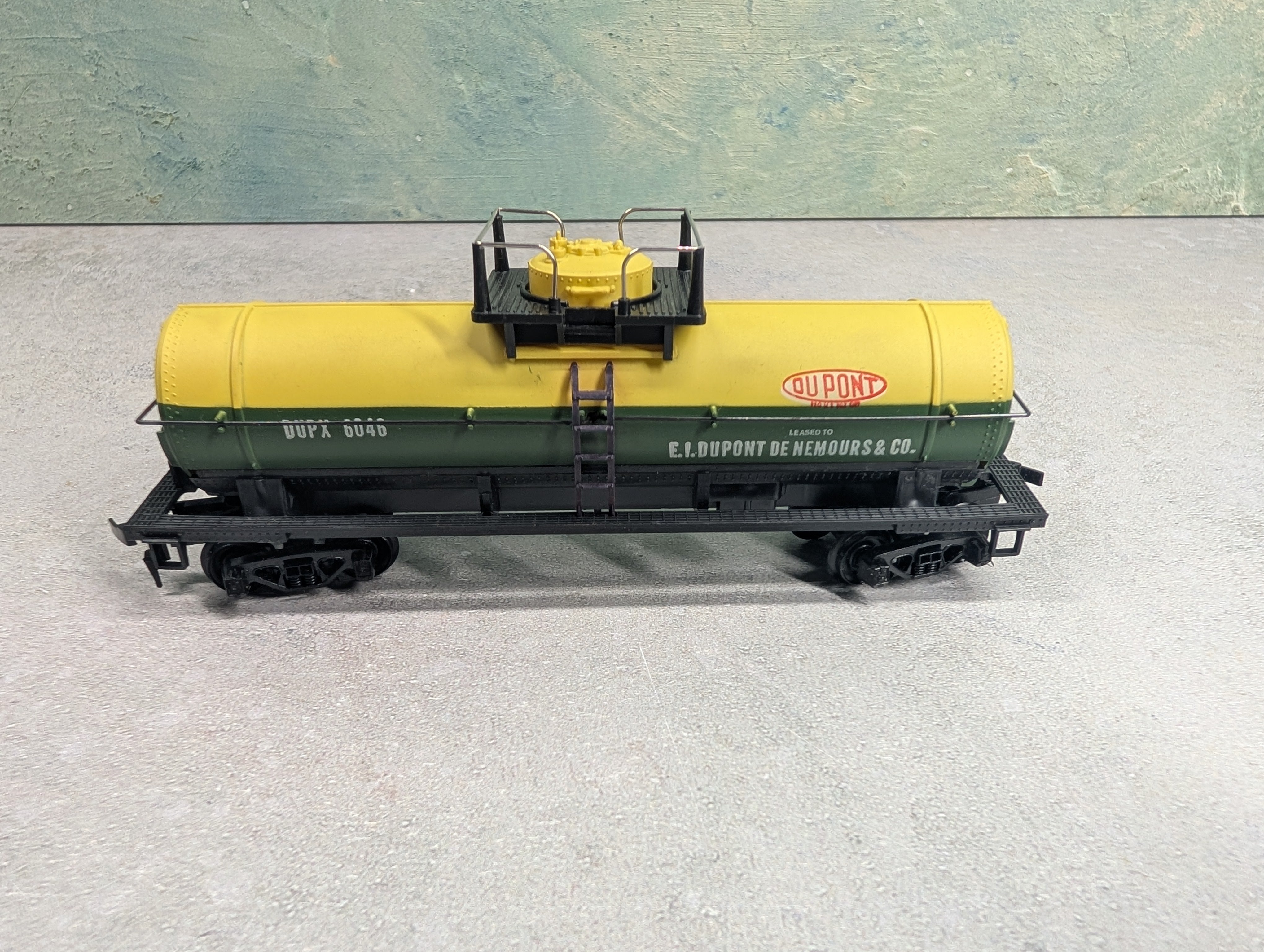 USED Tyco HO Scale Tank Car DuPont DUPX #6046