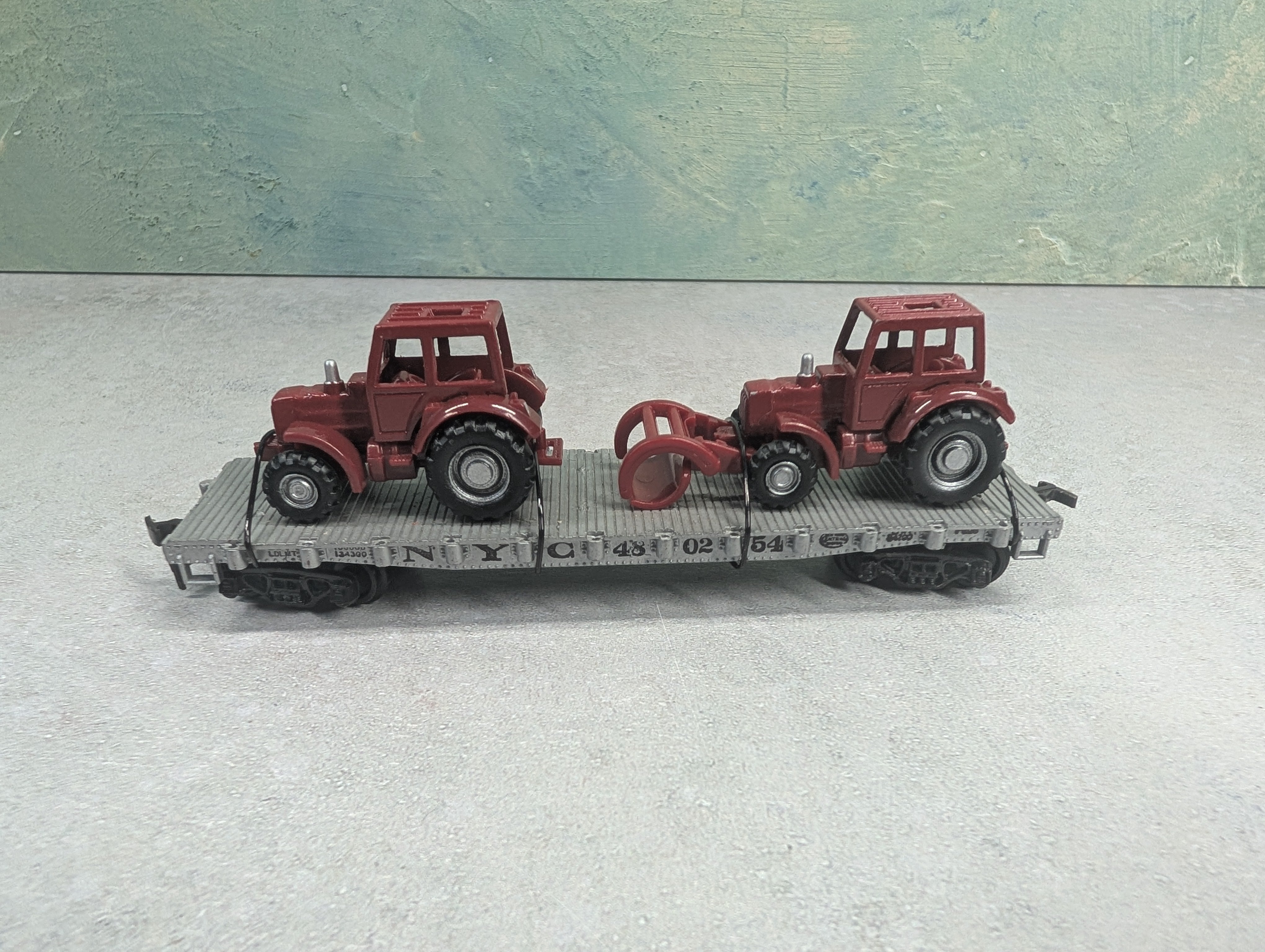 USED HO Scale Flat Car w/ Red Tractor Loads New York Central NYC #480254