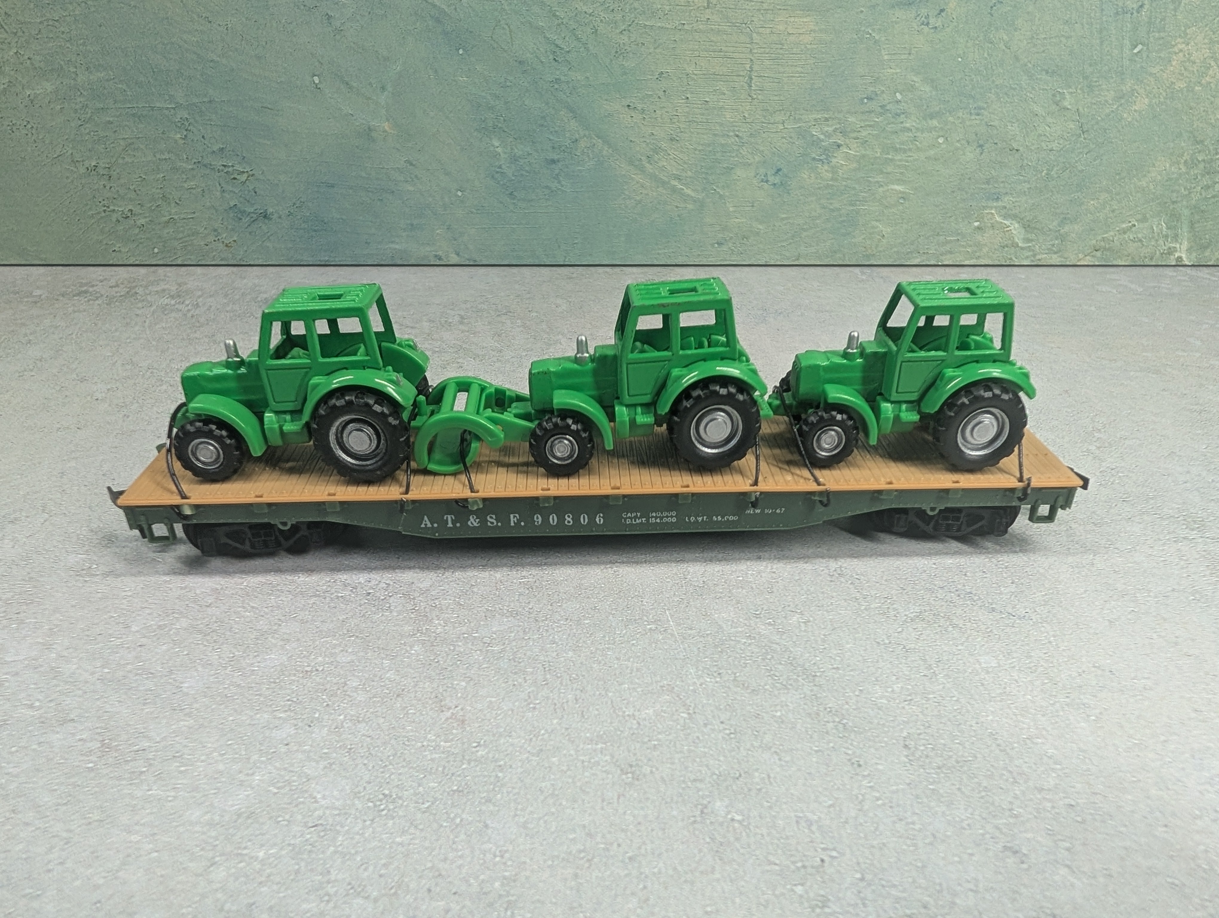 USED HO Scale Flat Car w/ Green Tractor Loads ATSF #90806