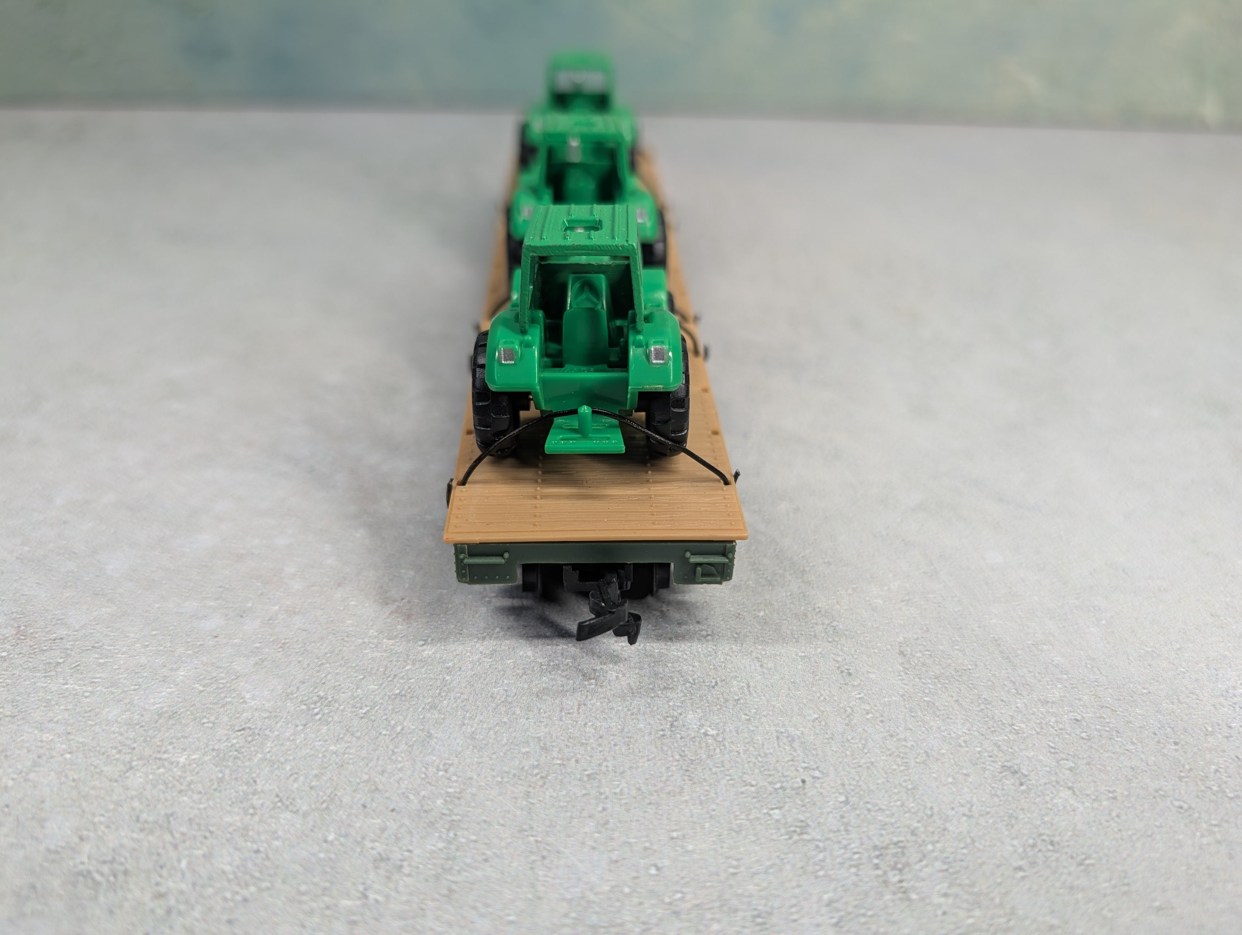 USED HO Scale Flat Car w/ Green Tractor Loads ATSF #90806