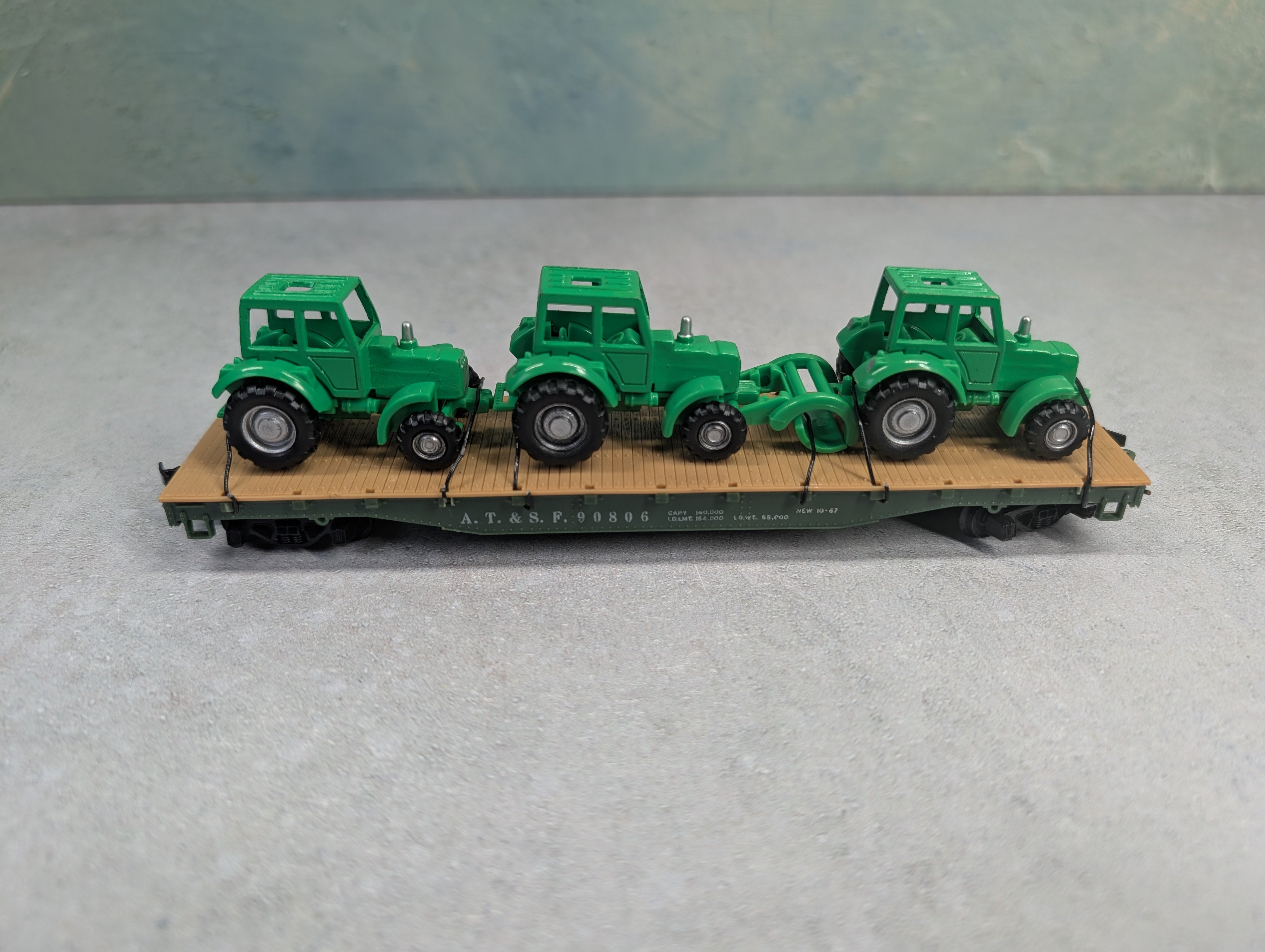 USED HO Scale Flat Car w/ Green Tractor Loads ATSF #90806