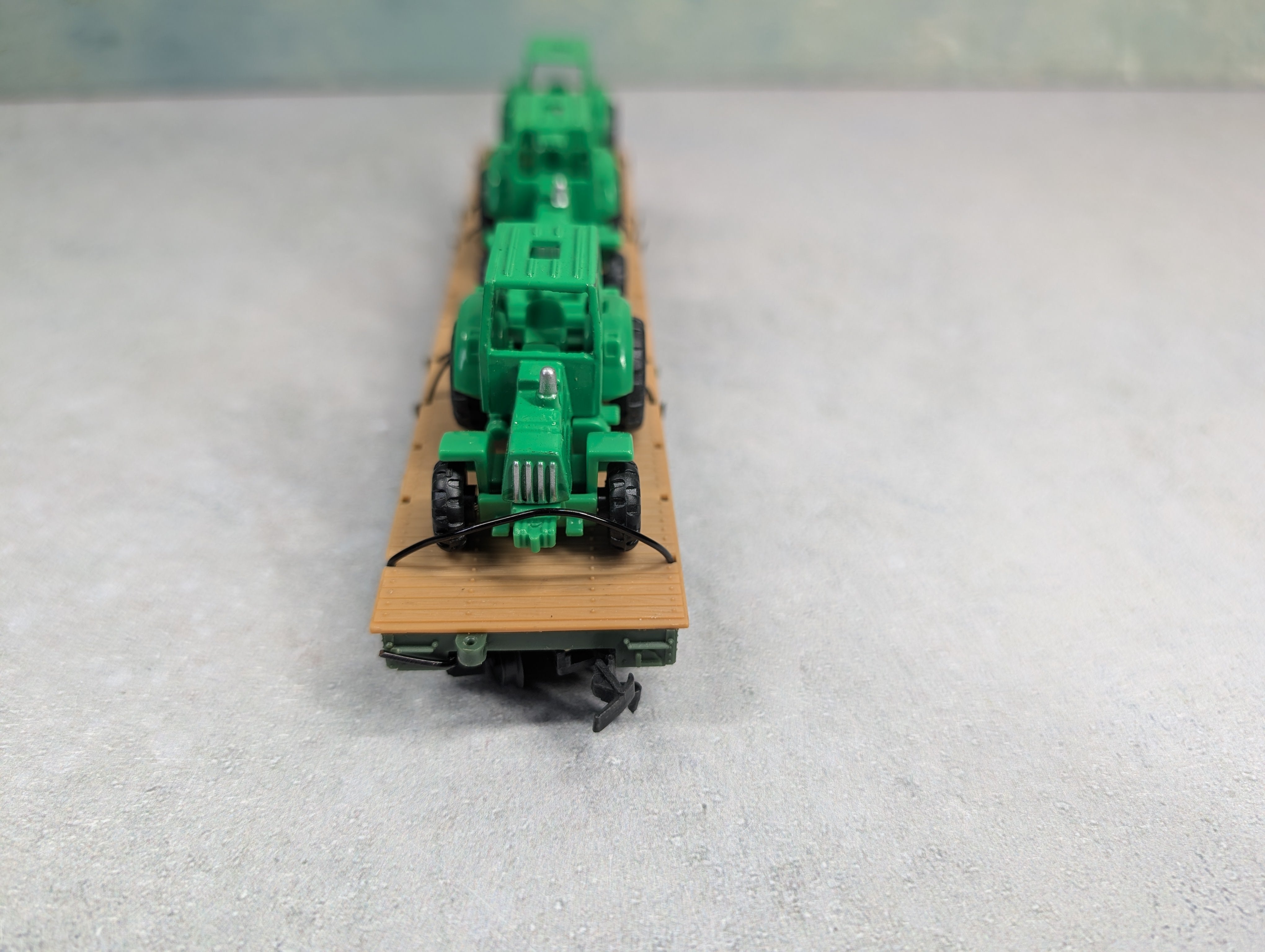 USED HO Scale Flat Car w/ Green Tractor Loads ATSF #90806