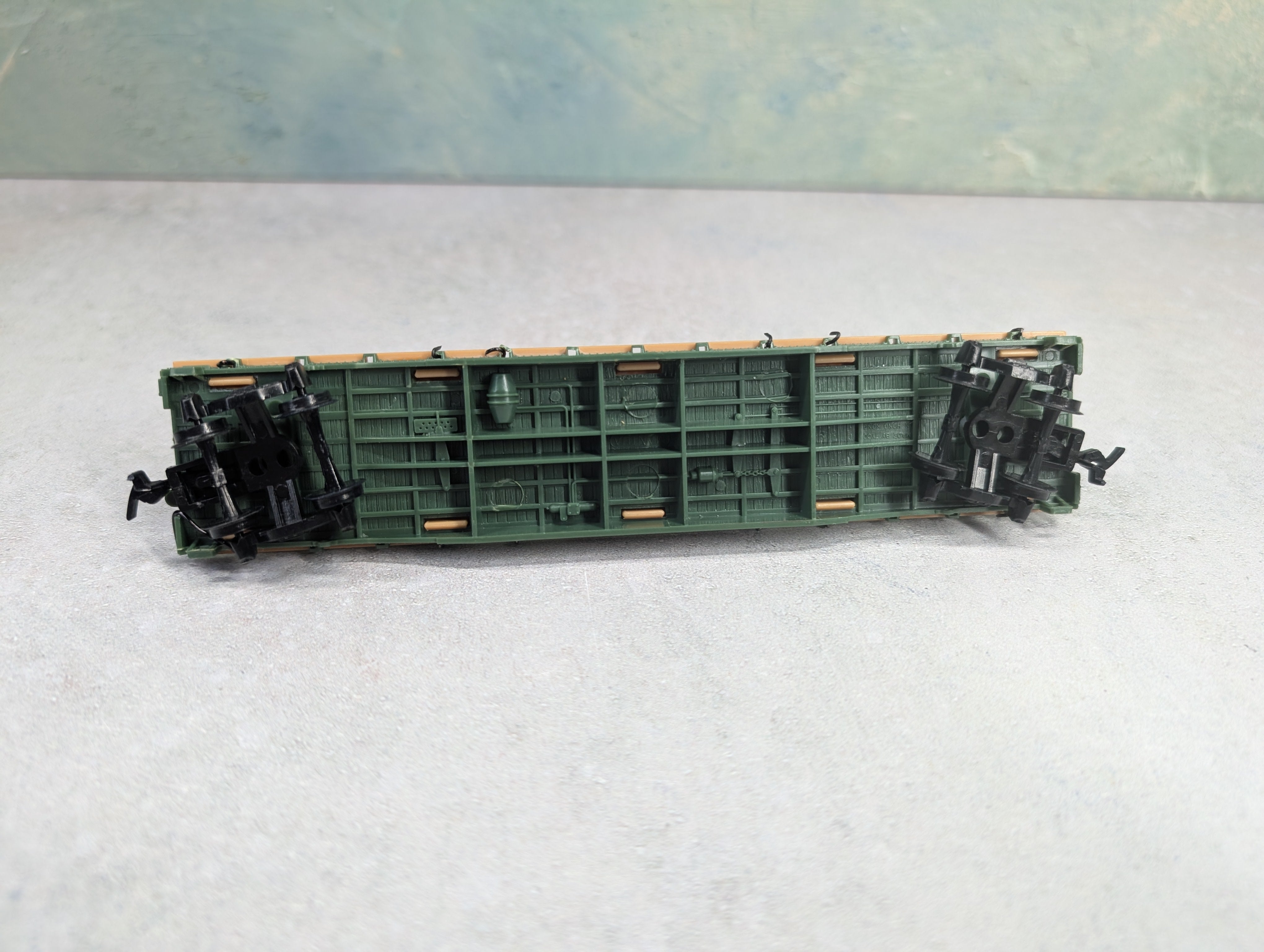 USED HO Scale Flat Car w/ Green Tractor Loads ATSF #90806