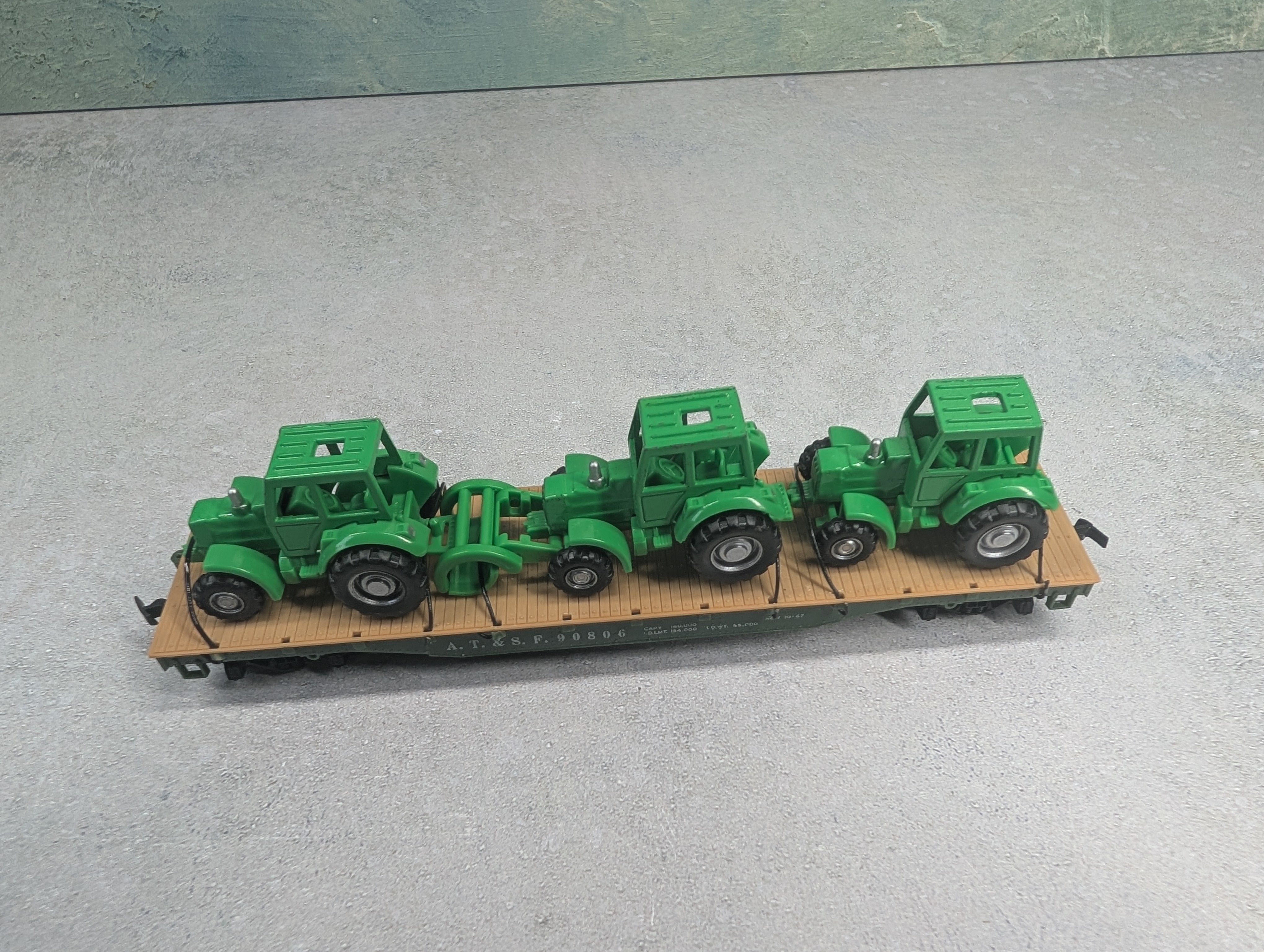 USED HO Scale Flat Car w/ Green Tractor Loads ATSF #90806