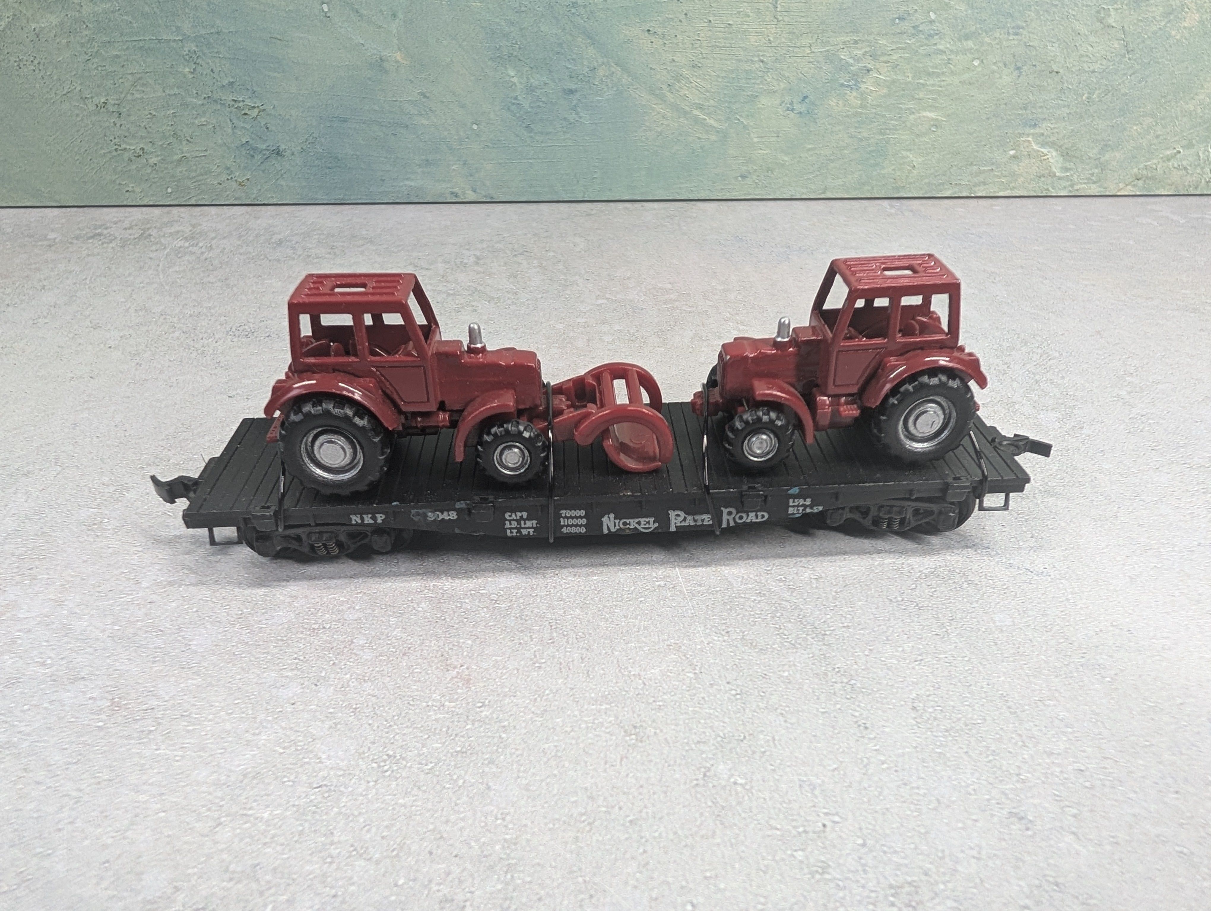 USED PENN LINE HO Scale Flat Car w/ Red Tractor Loads Nickel Plate Road NKP #3048