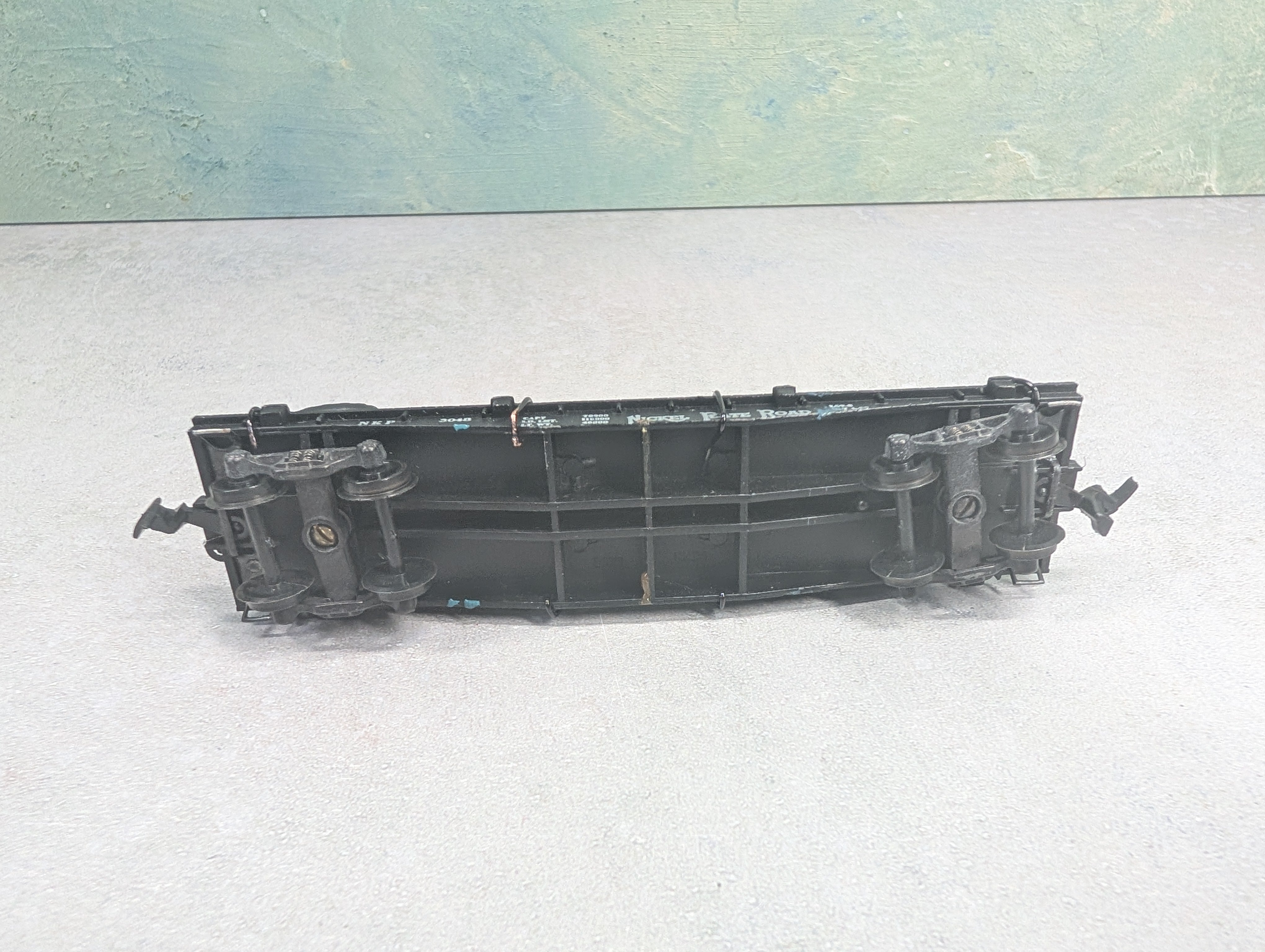 USED PENN LINE HO Scale Flat Car w/ Red Tractor Loads Nickel Plate Road NKP #3048