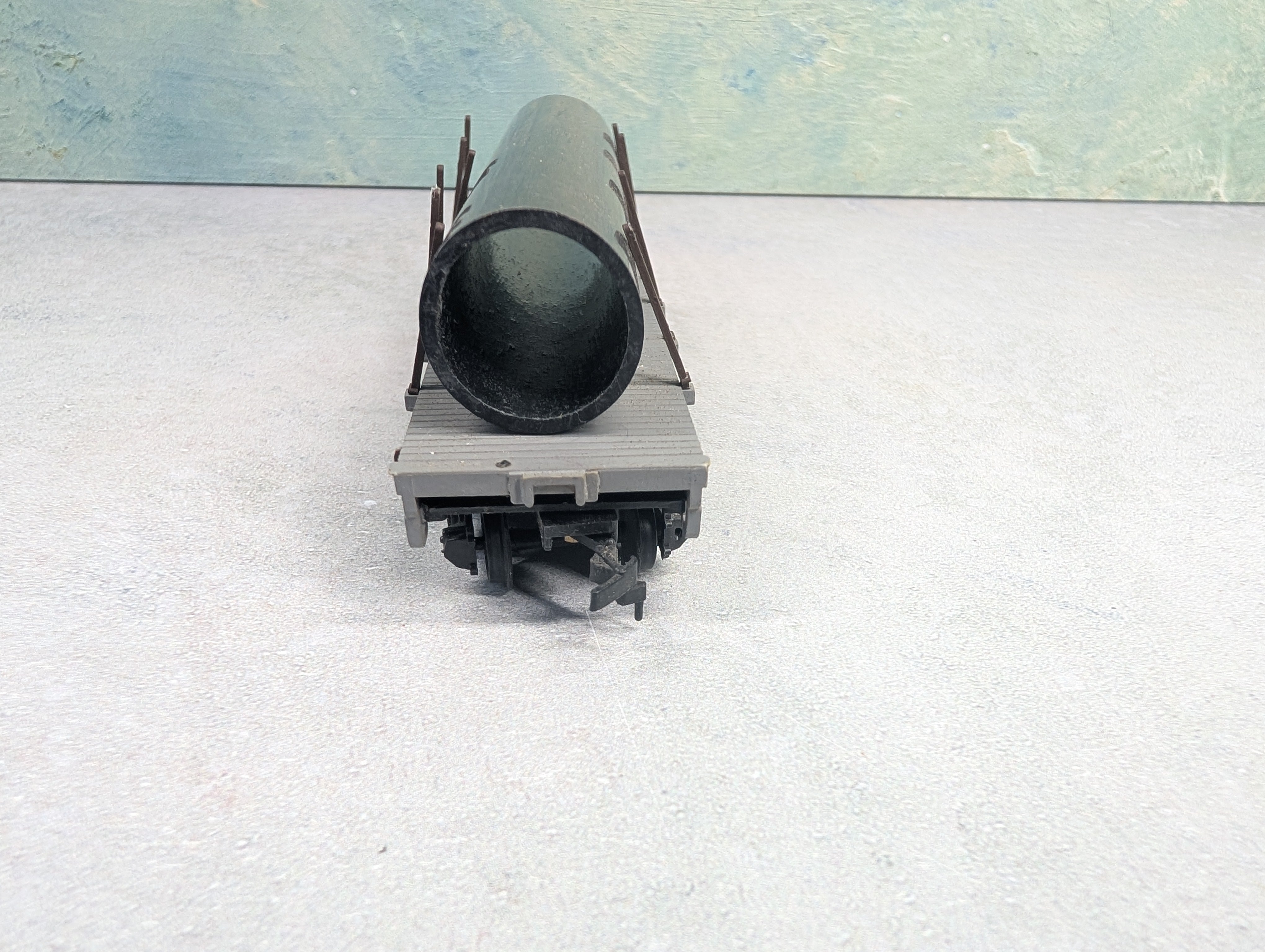 USED Bachmann HO Scale Old Time Stake Flat Car w/ Pipe Load UPRR