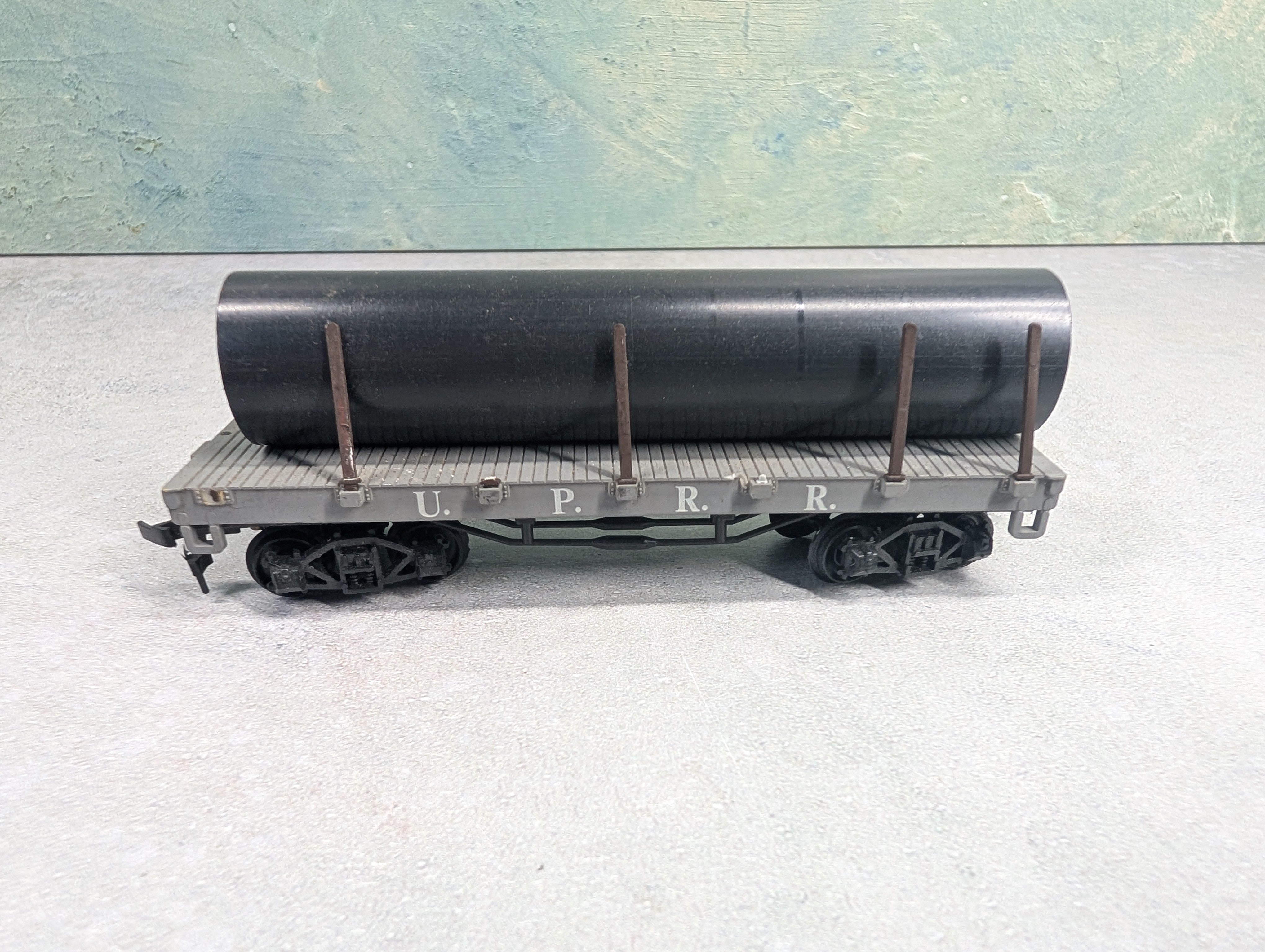 USED Bachmann HO Scale Old Time Stake Flat Car w/ Pipe Load UPRR