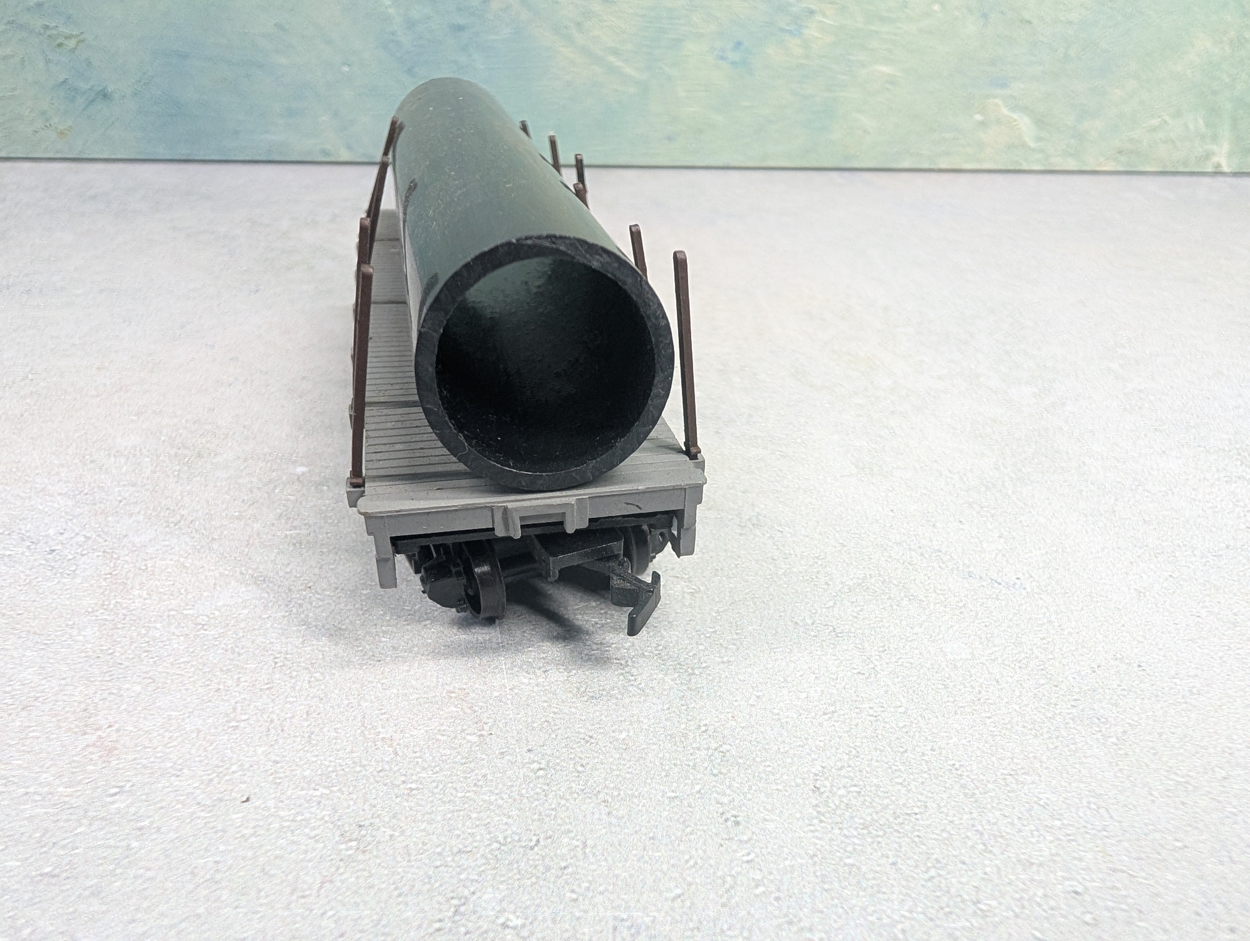 USED Bachmann HO Scale Old Time Stake Flat Car w/ Pipe Load UPRR