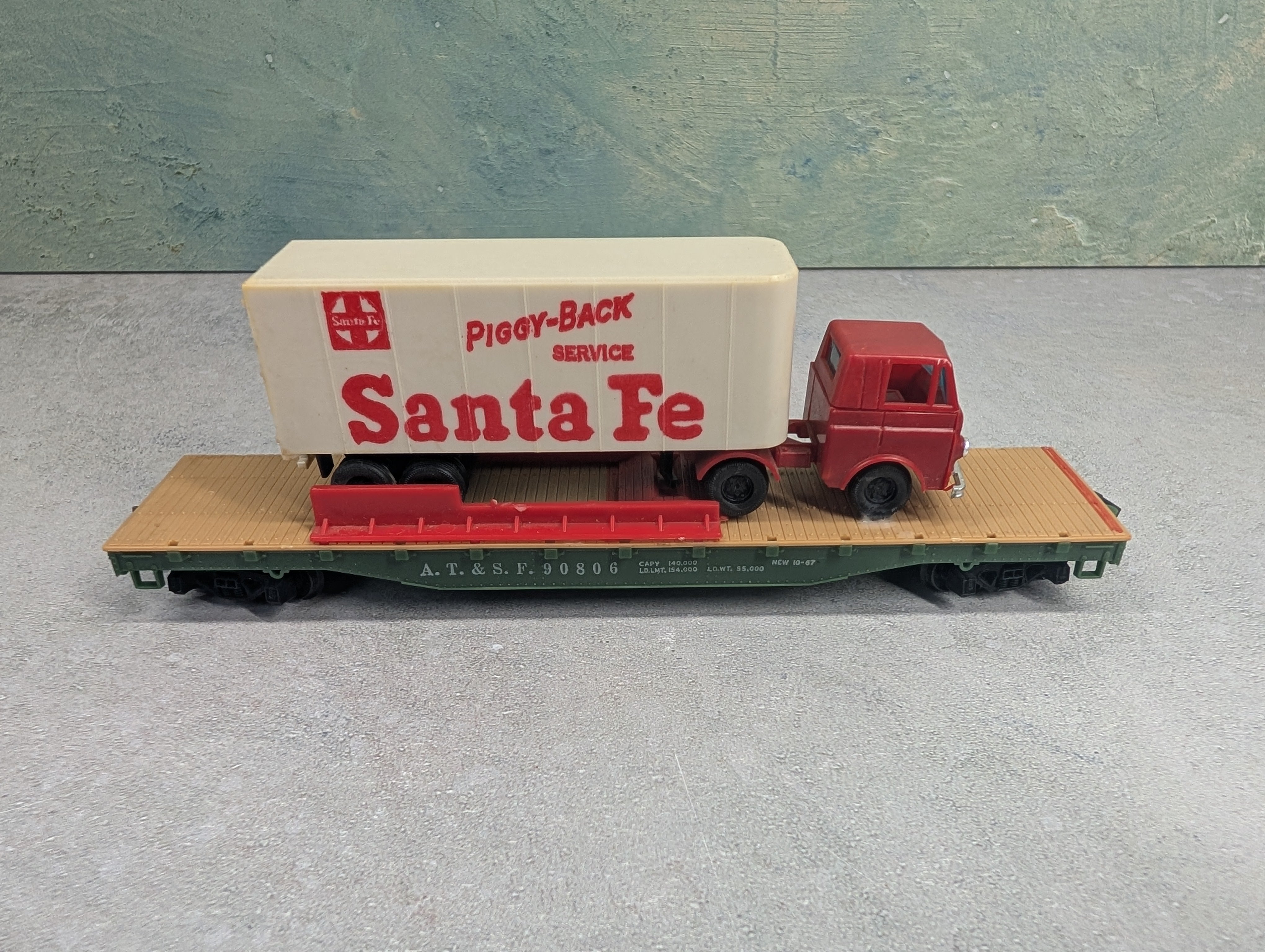 USED Tyco HO Scale Flat Car w/ Piggy Trailer and Tractor Cab Santa Fe #90806
