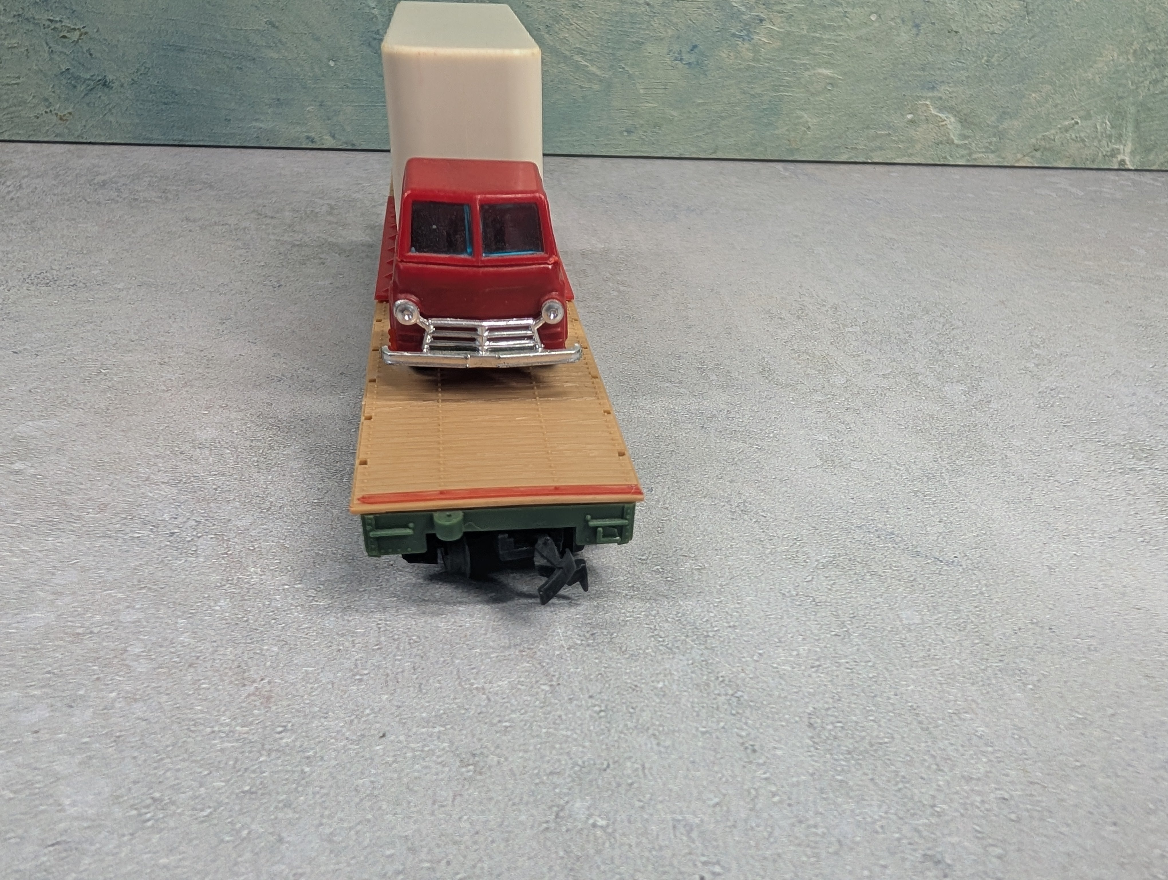 USED Tyco HO Scale Flat Car w/ Piggy Trailer and Tractor Cab Santa Fe #90806