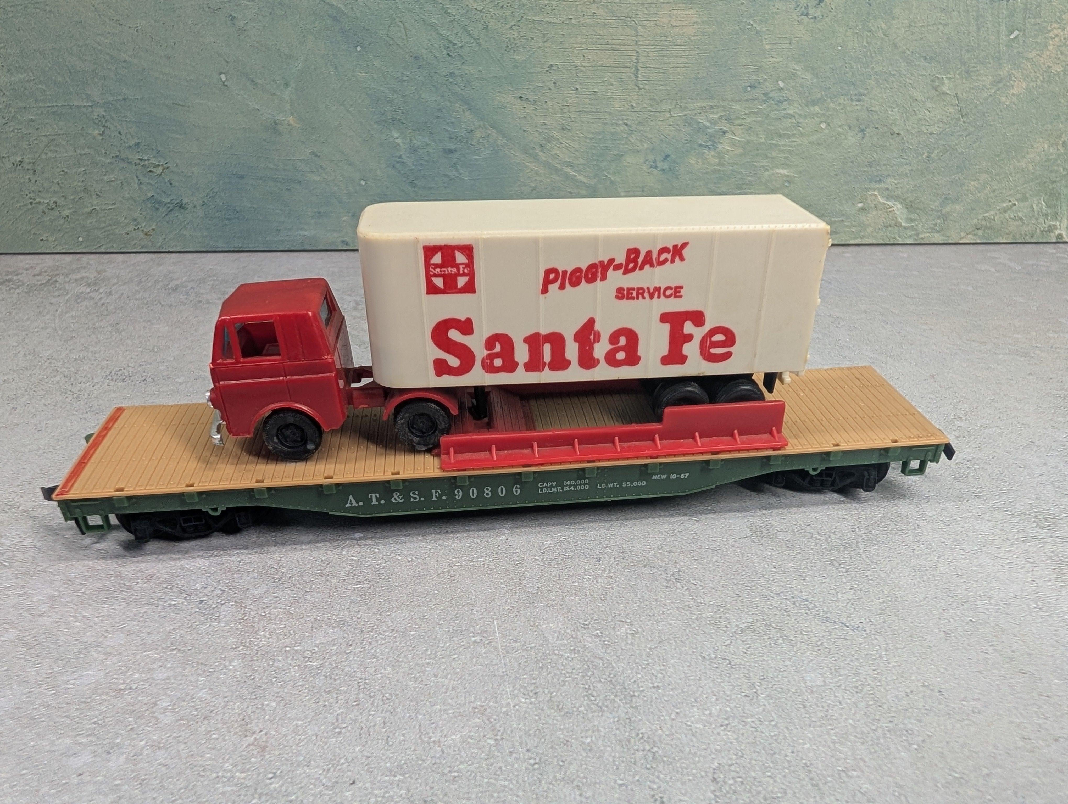 USED Tyco HO Scale Flat Car w/ Piggy Trailer and Tractor Cab Santa Fe #90806