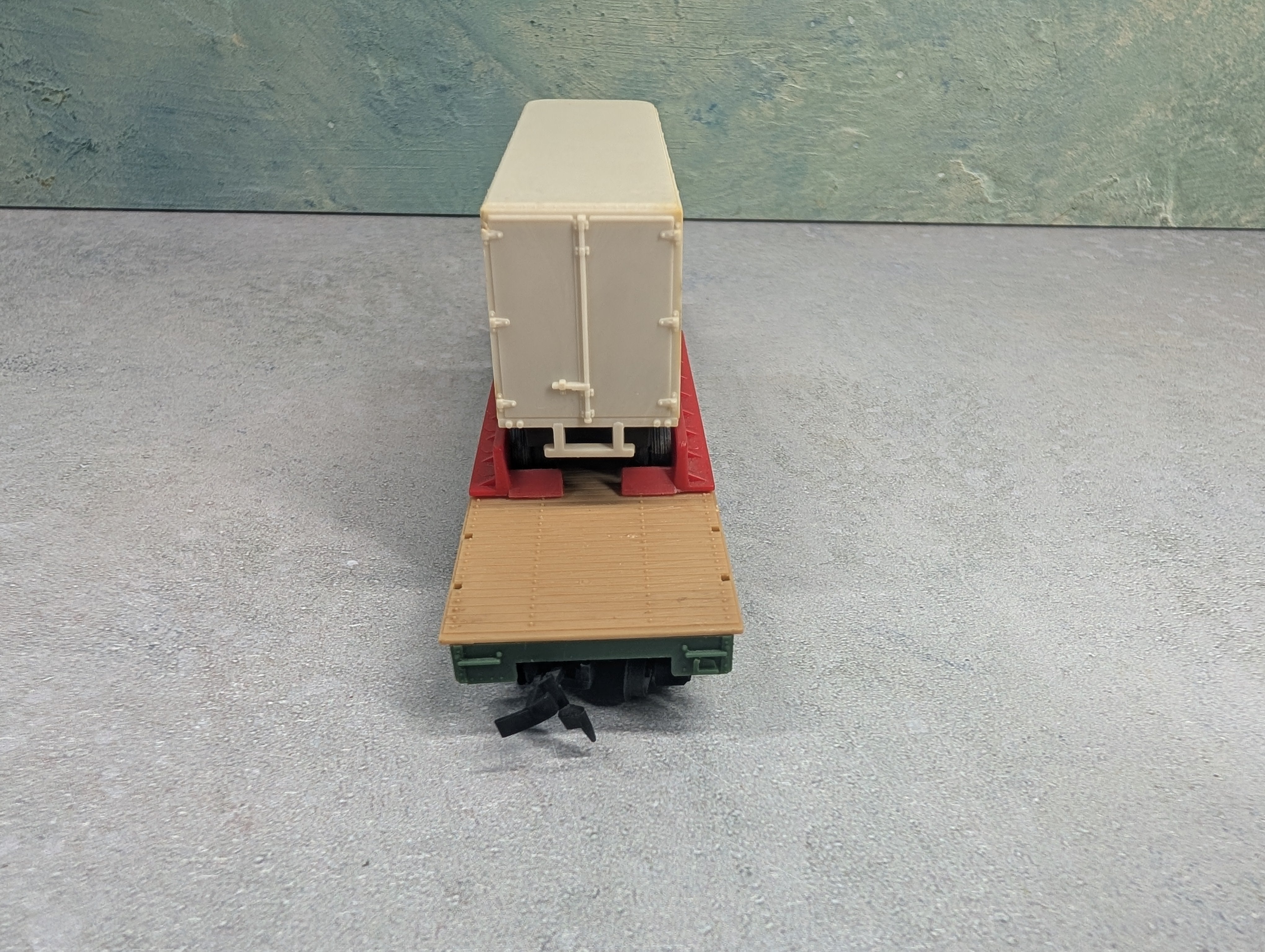 USED Tyco HO Scale Flat Car w/ Piggy Trailer and Tractor Cab Santa Fe #90806