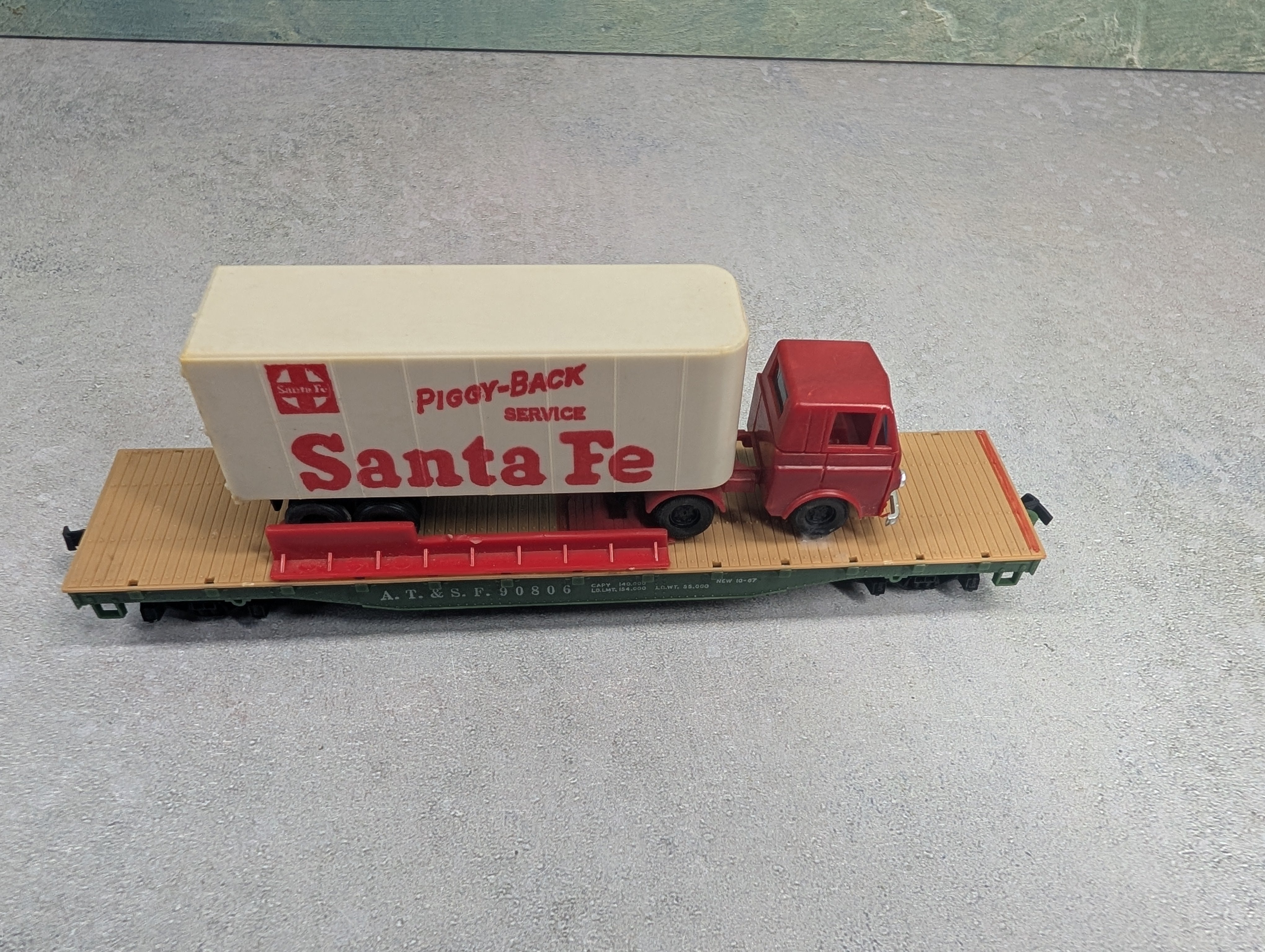 USED Tyco HO Scale Flat Car w/ Piggy Trailer and Tractor Cab Santa Fe #90806