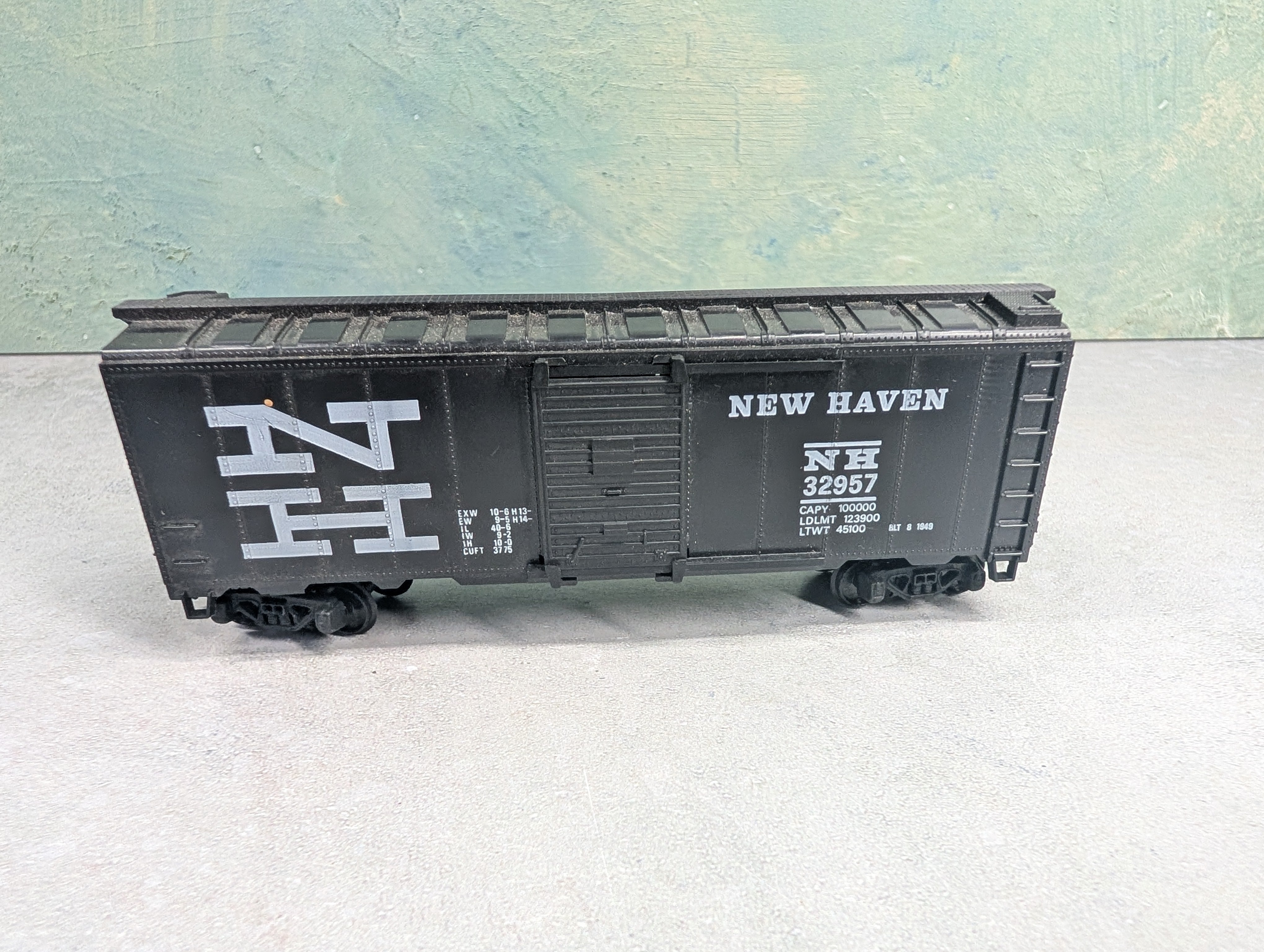 USED HO Scale 40' Box Car New Haven NH #32957